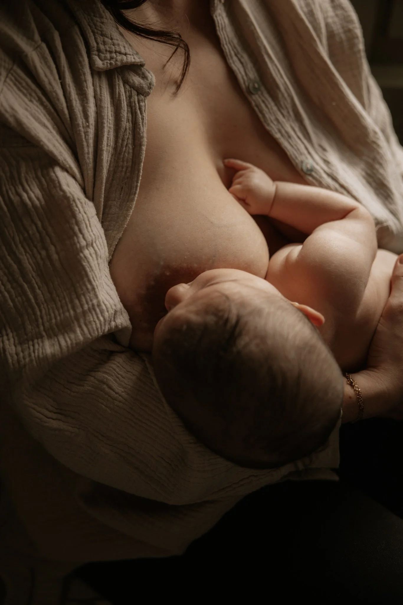 séance maternité intimiste, allaitement