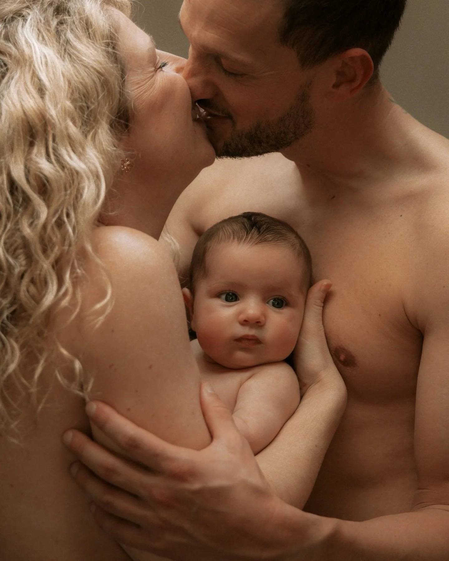 Un petit aper&ccedil;u de cette s&eacute;ance remplie d&rsquo;amour 🤍
Des instants doux, vrais, et pr&eacute;cieux&hellip;

Si toi aussi tu r&ecirc;ves de garder de magnifiques souvenirs de ta maternit&eacute;, c&rsquo;est le moment de r&eacute;serv