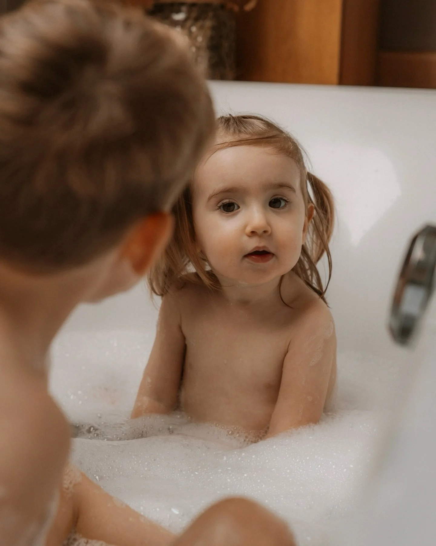 Des &eacute;clats de rire, des jeux dans l&rsquo;eau, et toute la magie de l&rsquo;enfance r&eacute;unie dans un instant. 

J&rsquo;aime capturer ces moments simples du quotidien, ceux qui deviennent les plus beaux souvenirs 🤍

Cette s&eacute;ance f