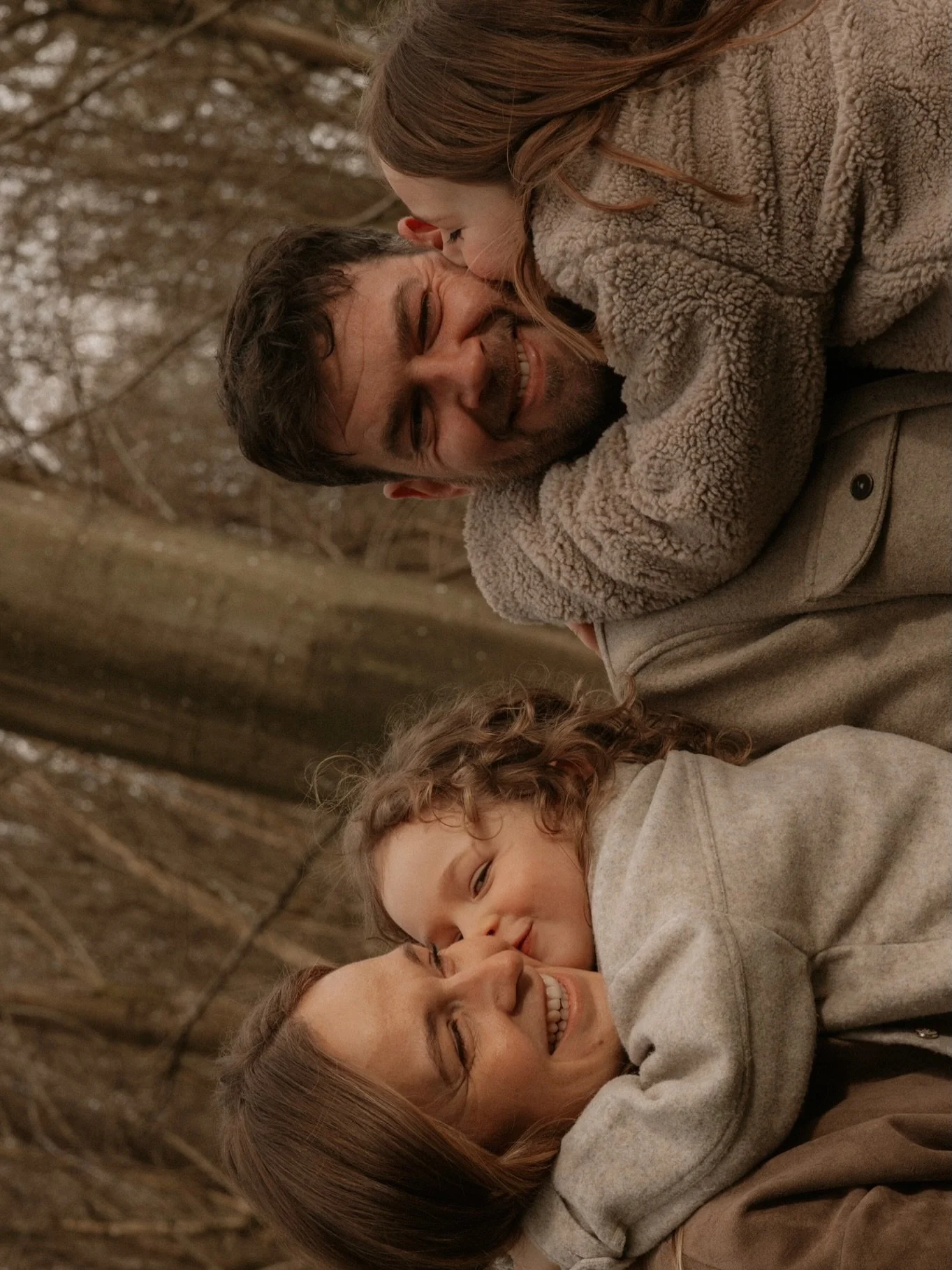 Des regards complices et des rires qui r&eacute;sonnent&hellip;
Capturer l&rsquo;essentiel, simplement 💛

#famille #seancephoto #familleheureuse #momentenfamille