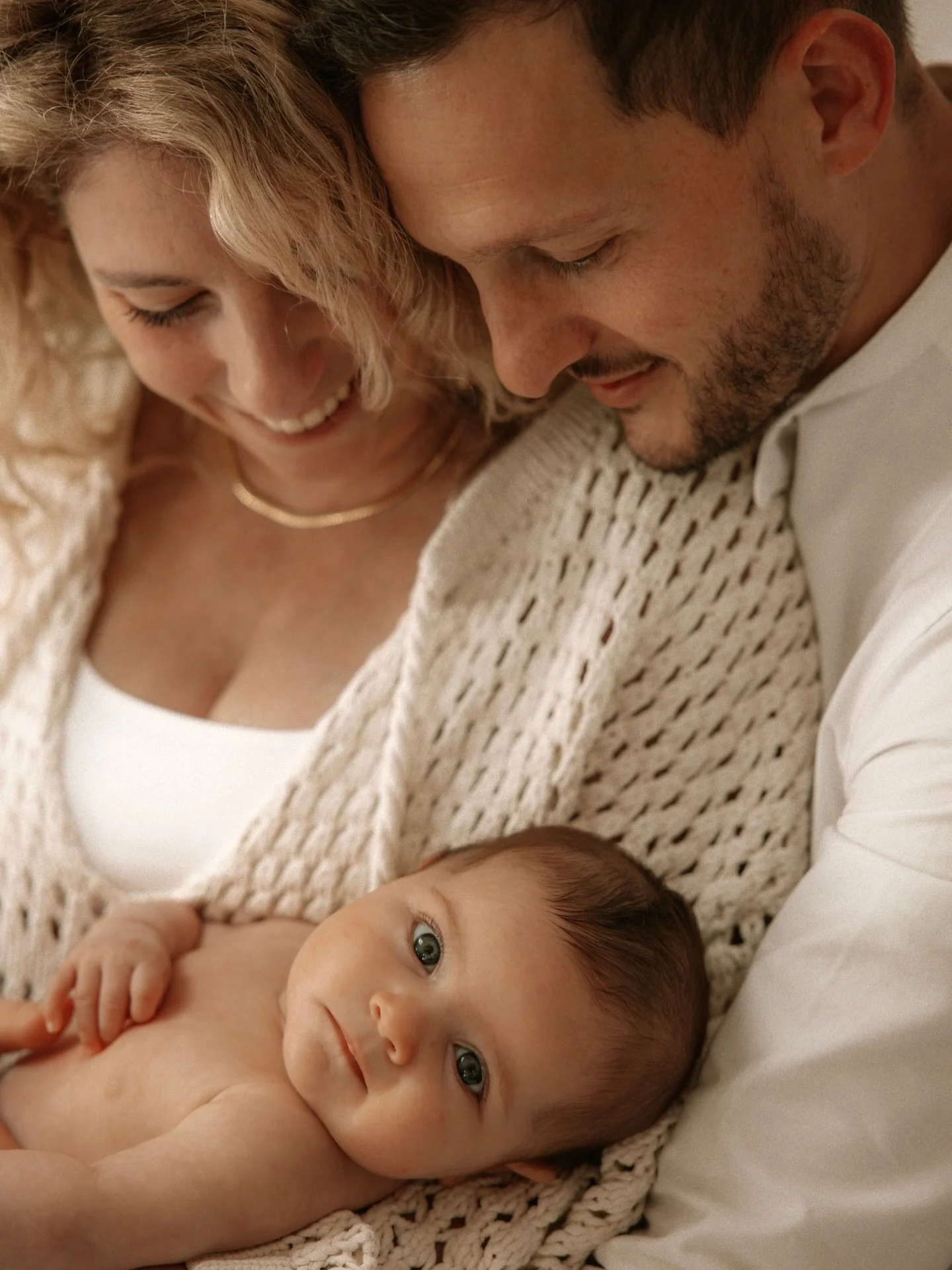 Que votre week-end de P&acirc;ques soit aussi doux que cette photo 🤍

#maternit&eacute; #newborn #nouveaun&eacute; #family