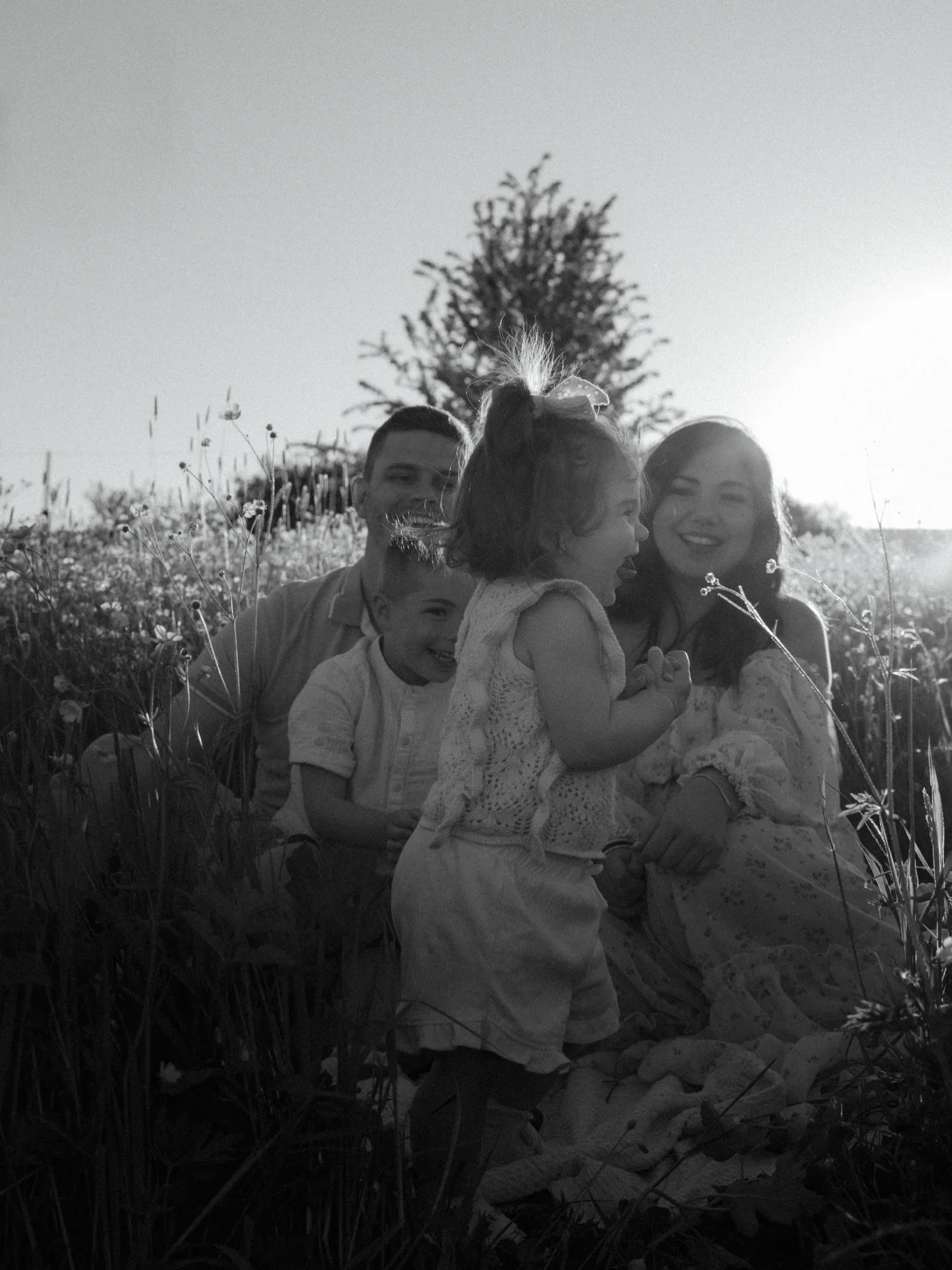 Qu&rsquo;est ce que &ccedil;a fait plaisir quand tout est align&eacute;.
Un champs fleuri, du soleil et une jolie famille. 
Team blanc &amp; noir ou couleur? 

Je vous souhaite un joli week-end 🌼