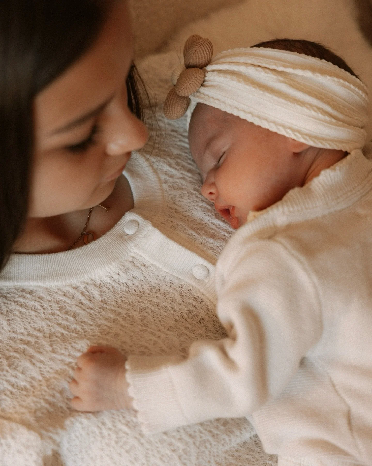 Deux s&oelig;urs, deux c&oelig;urs li&eacute;s pour la vie.

Les ann&eacute;es qui les s&eacute;parent n&rsquo;ont aucune importance face &agrave; ce lien unique qui commence &agrave; s&rsquo;&eacute;crire aujourd&rsquo;hui. Une nouvelle complicit&ea