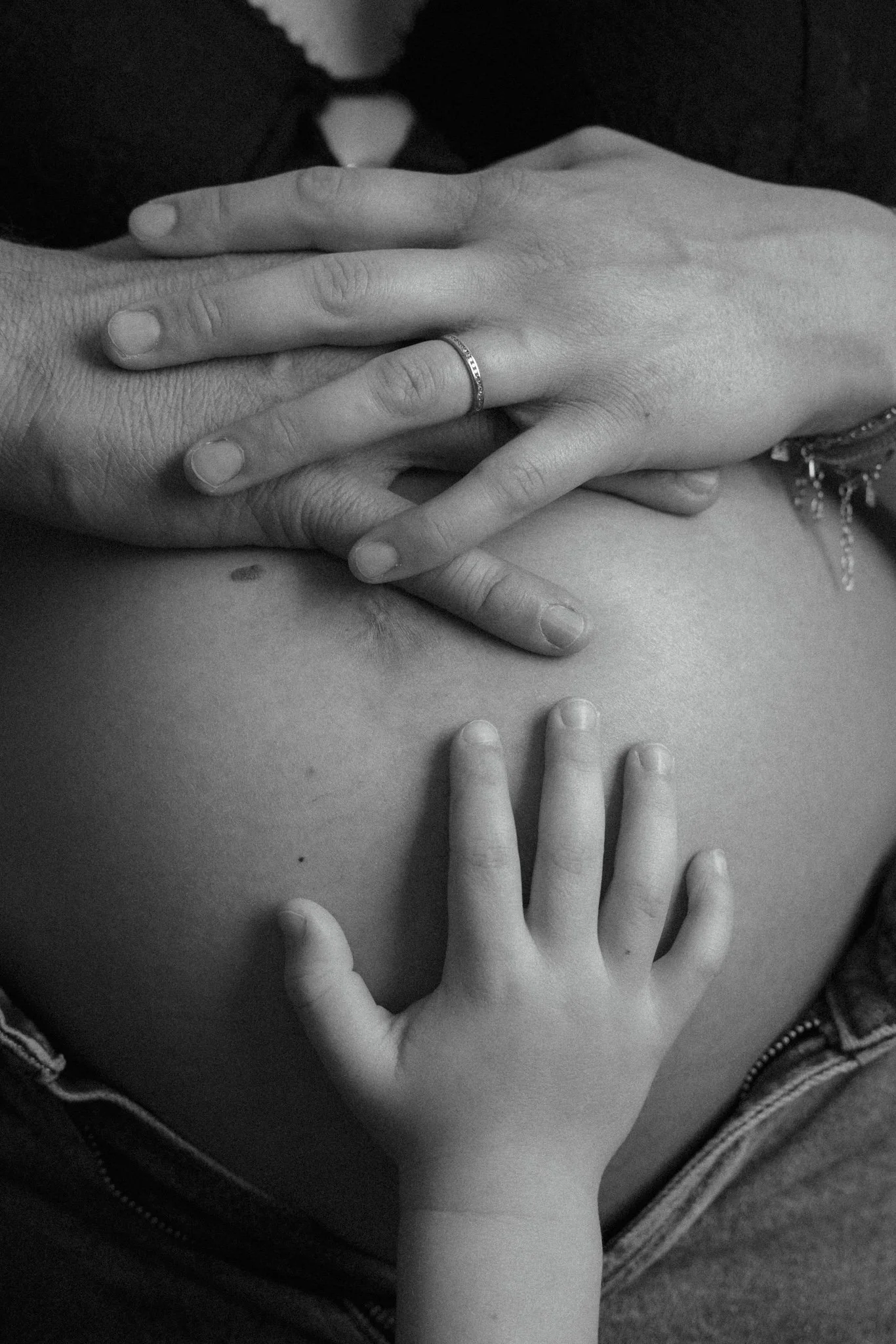 séance grossesse en studio à Angre, détails mains, famille
