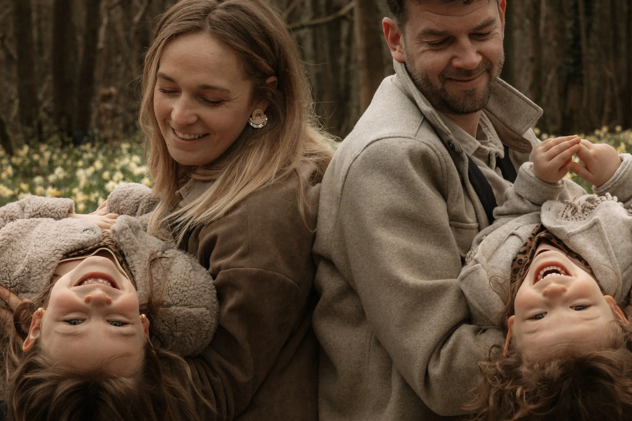 séance photo en famille en extérieur, au bois