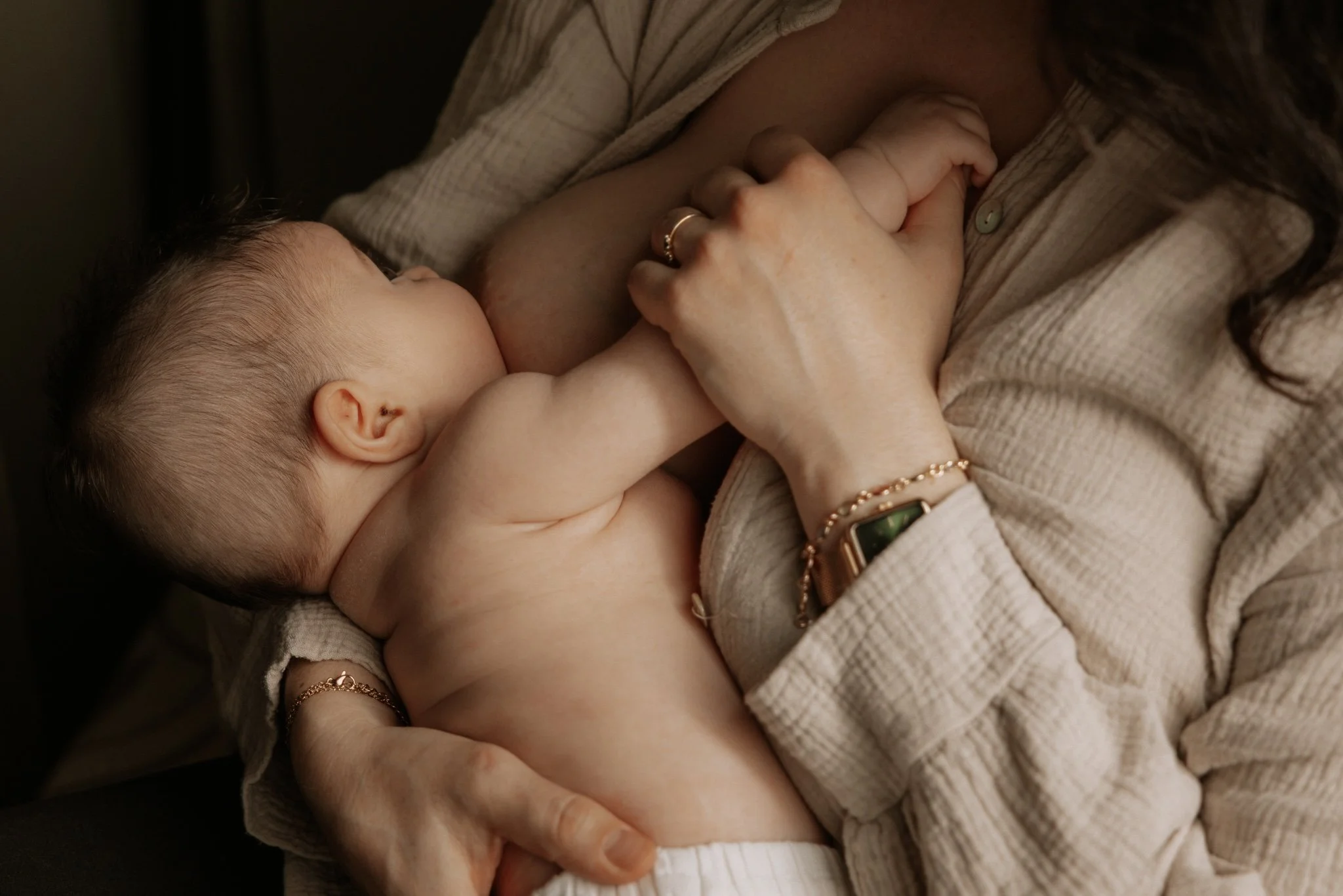 séance photo sur la maternité intimiste, allaitement, peau à peau, mère et son bébé