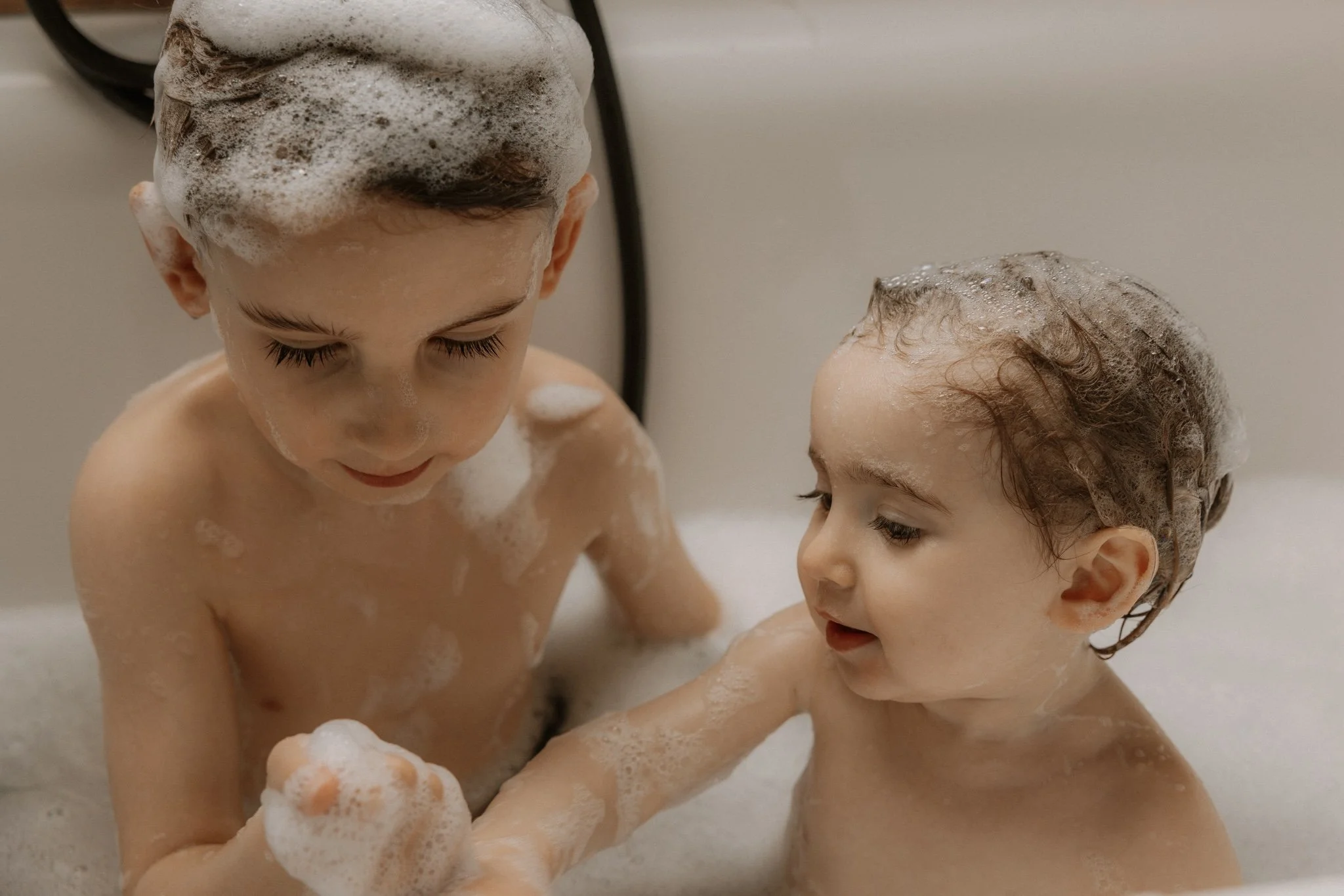 séance photo à domicile, enfants dans le bain, Belgique, photographe 