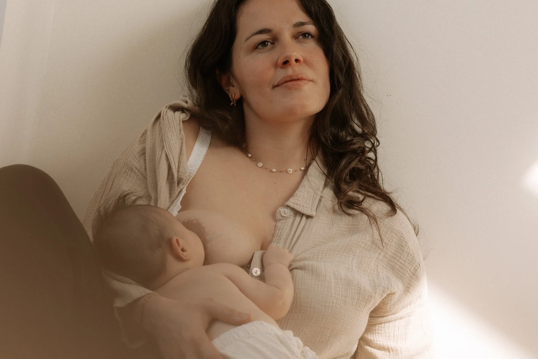 séance maternité intimiste, allaitement 
