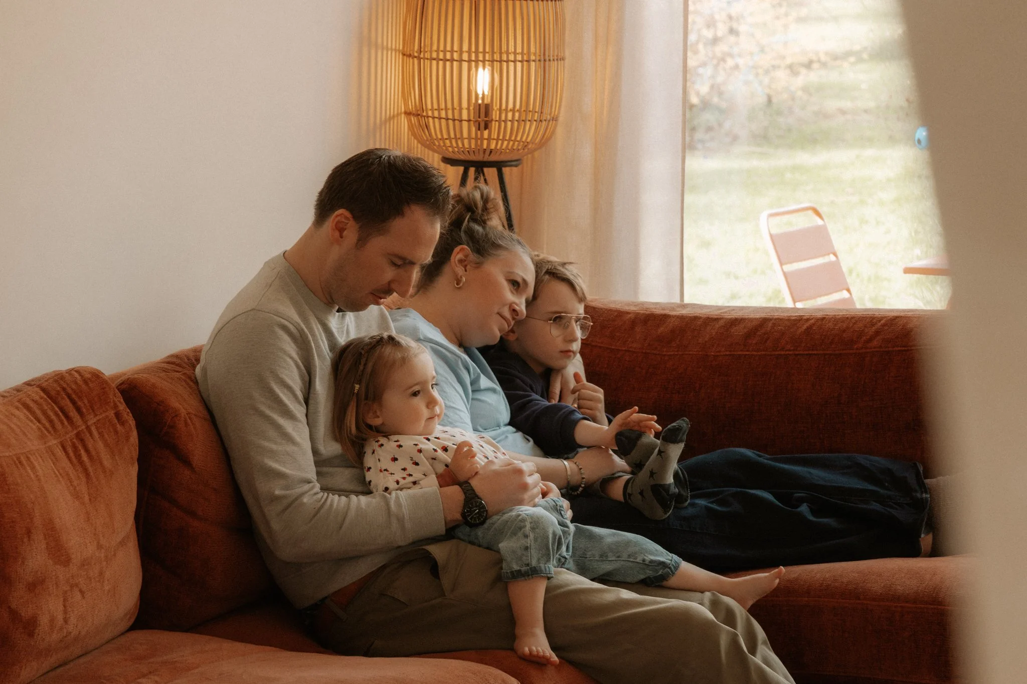 séance photo à domicile, en intérieur, famille, parents et leurs enfants, photographe en belgique