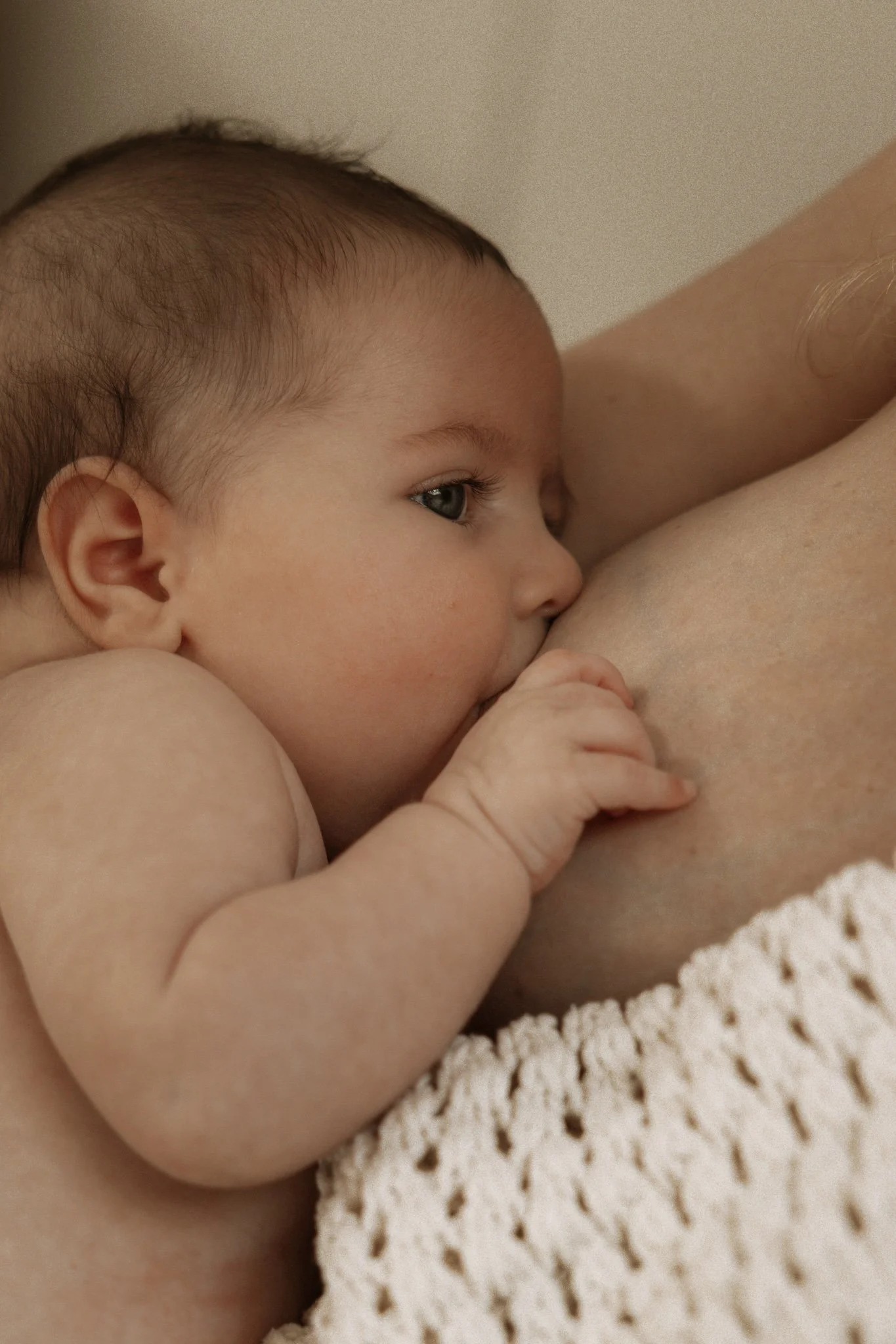 séance photo maternité intimiste, allaitement, peau à peau, mère et son bébé