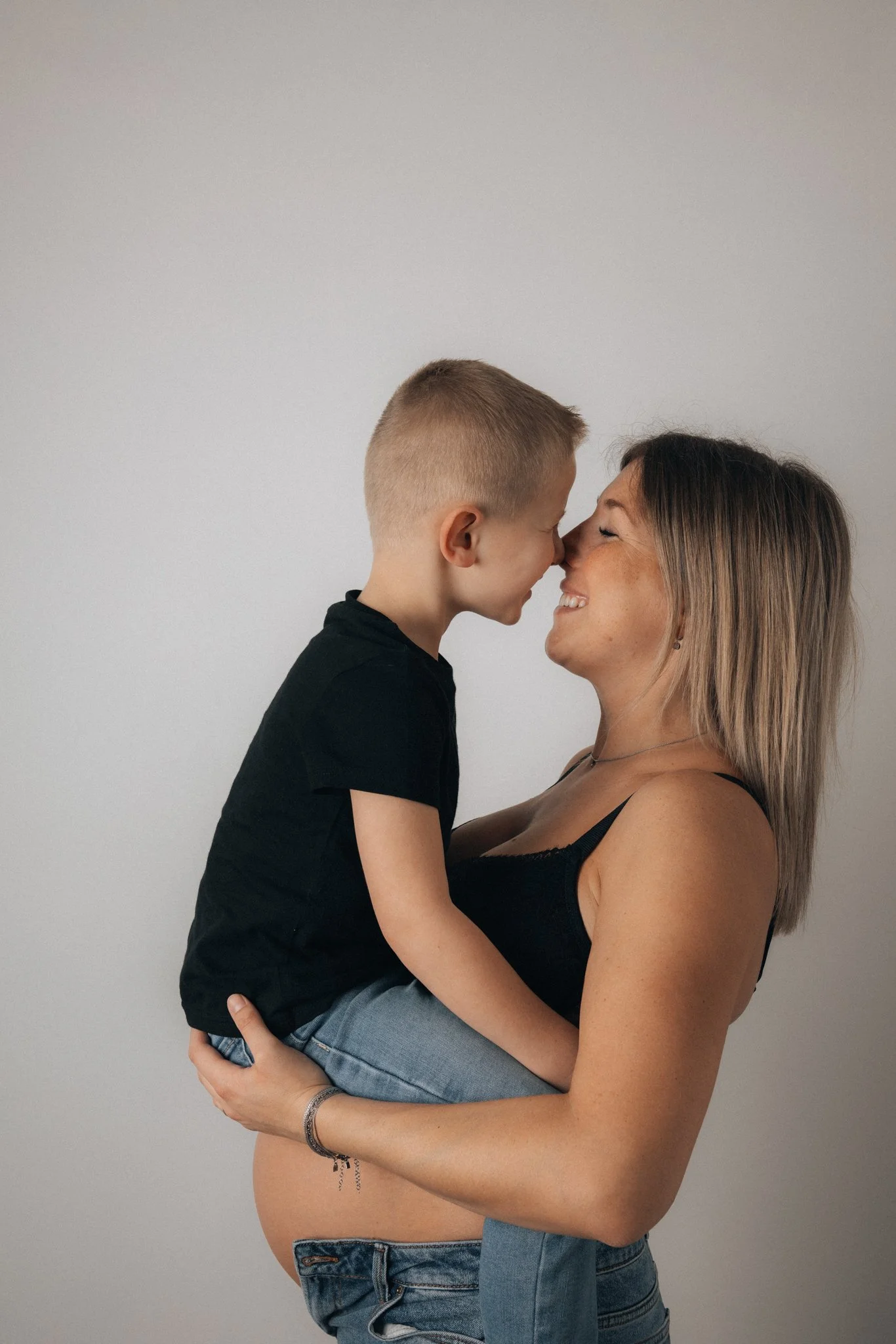 séance grossesse en studi à Angre, mère-fils
