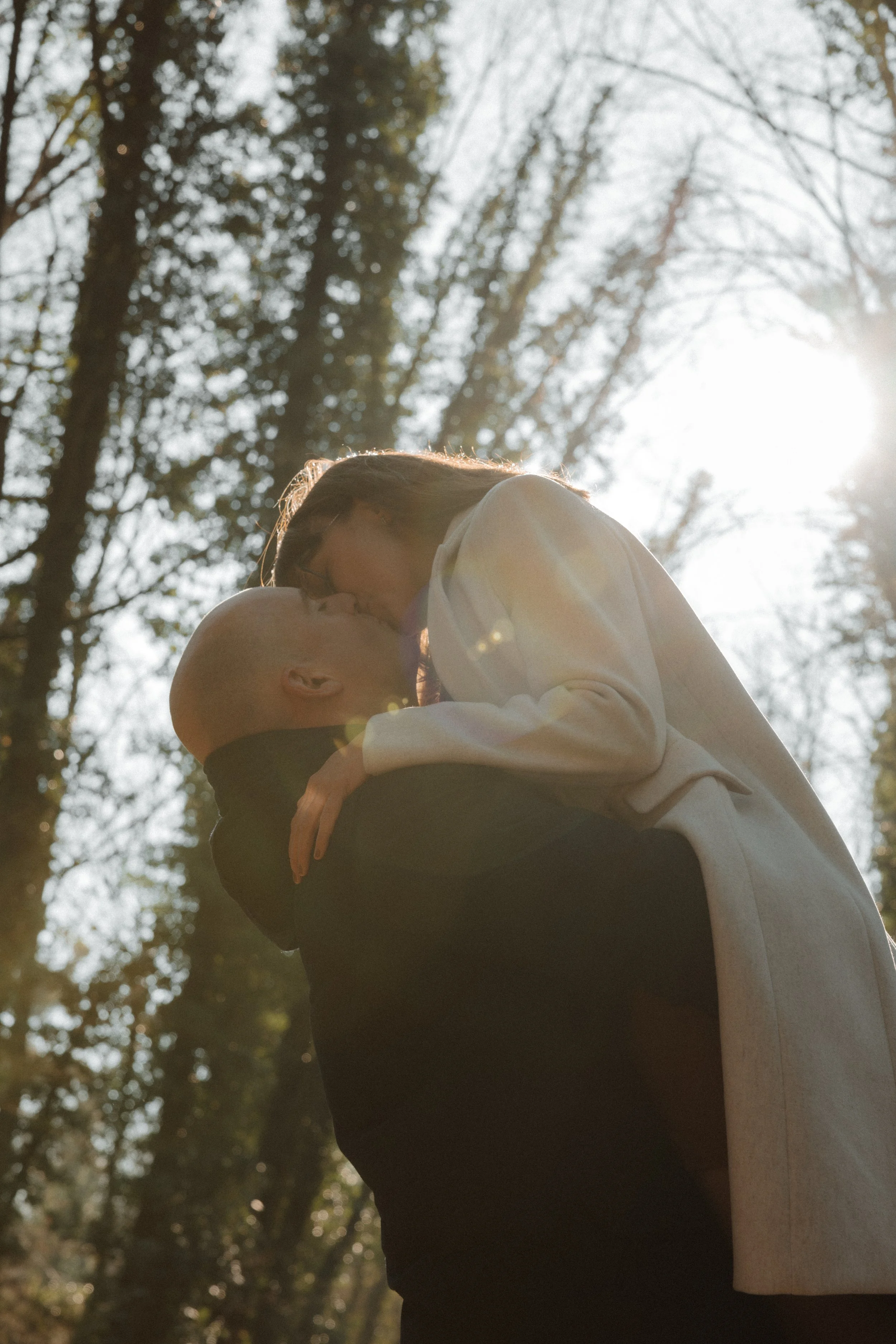 séance photo couple en extérieur, bois