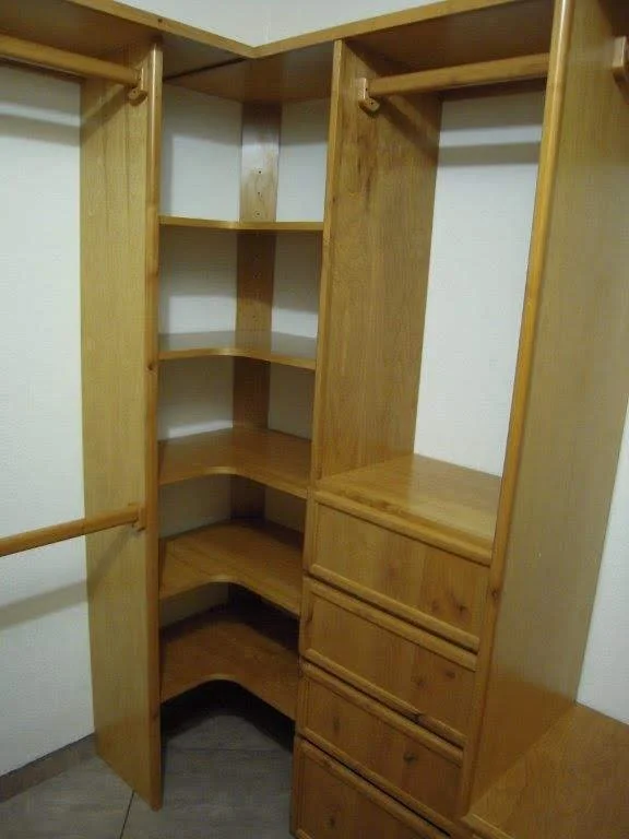 All Fully adjustable shelves