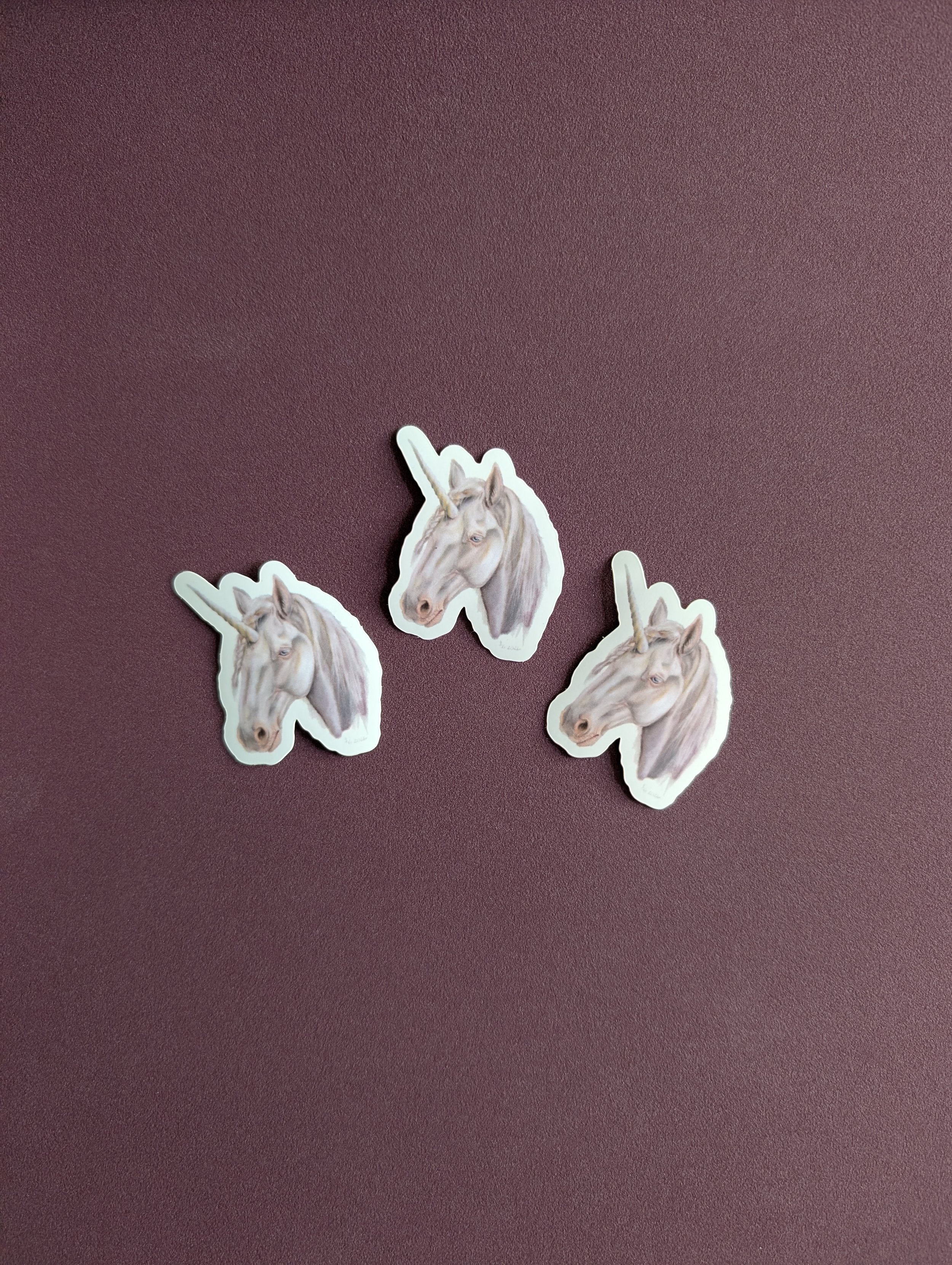 Einhorn Sticker auf Lila.jpg