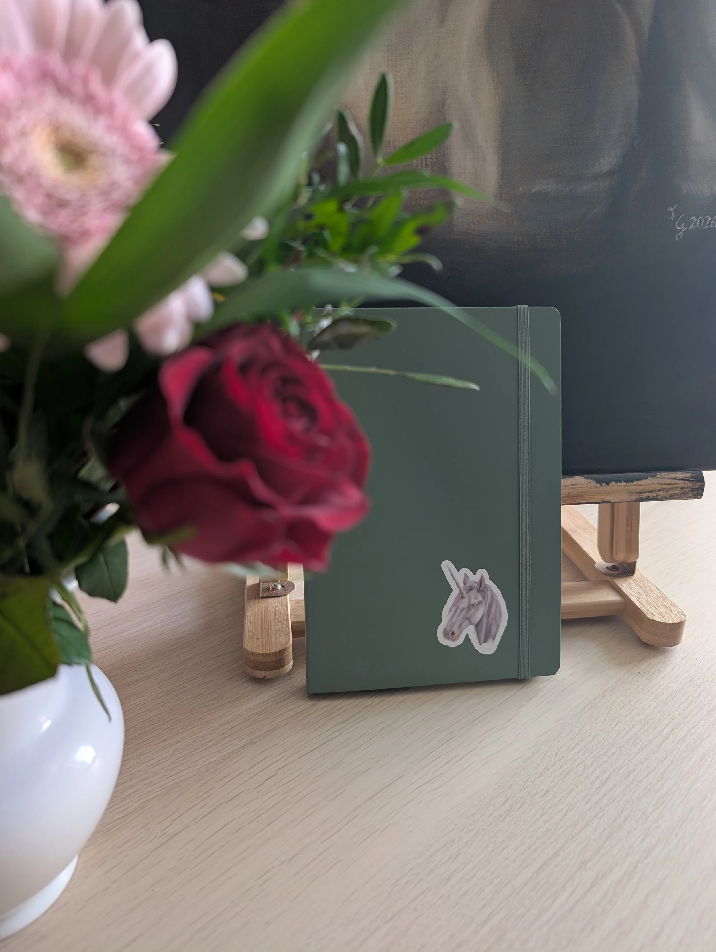 Notizbuch Einhornsticker an Staffelei.jpg