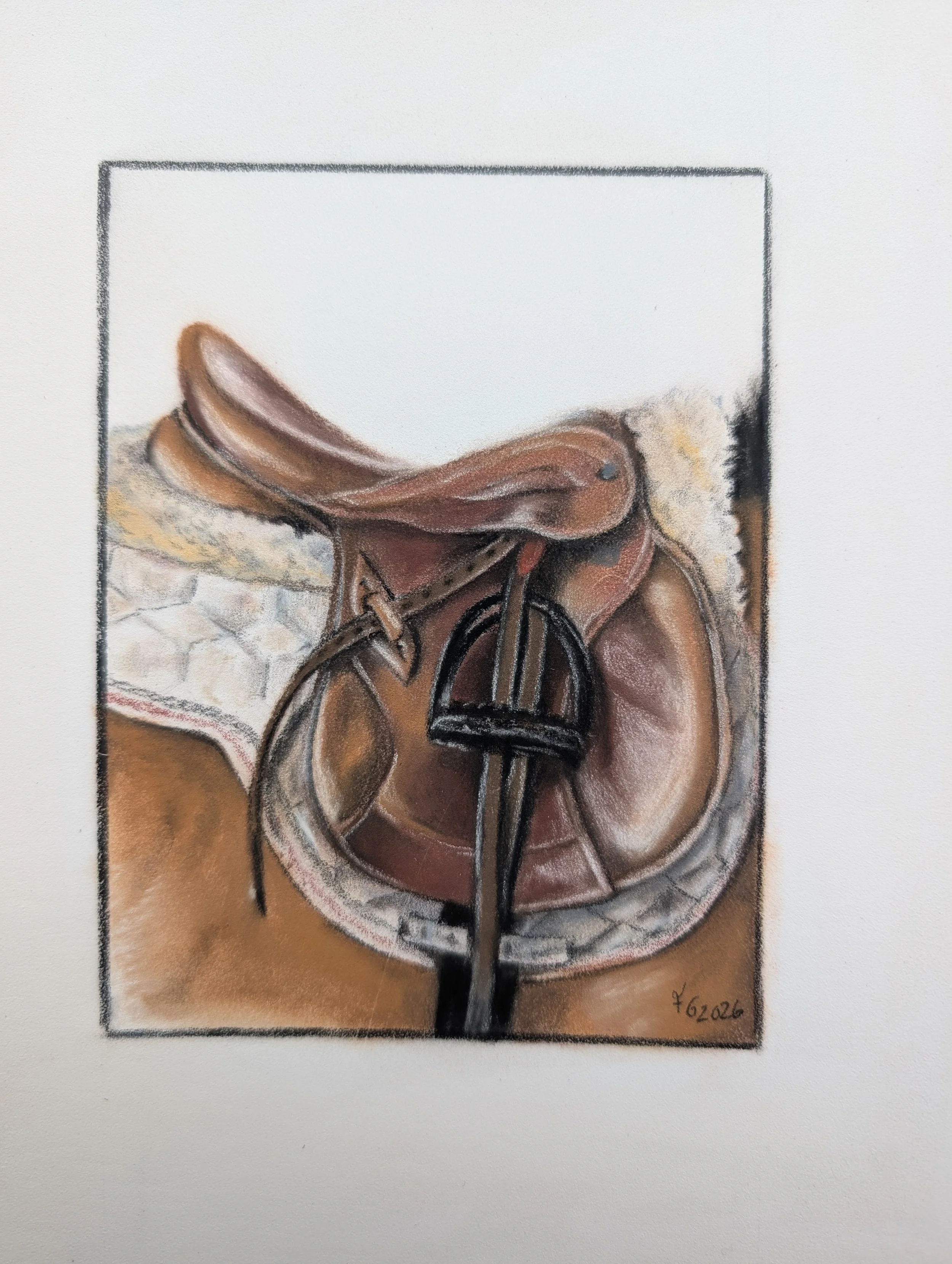 ein handgemalter Sattel mit Schabracke auf einem Pferderücken in Pastellkreide gemalt