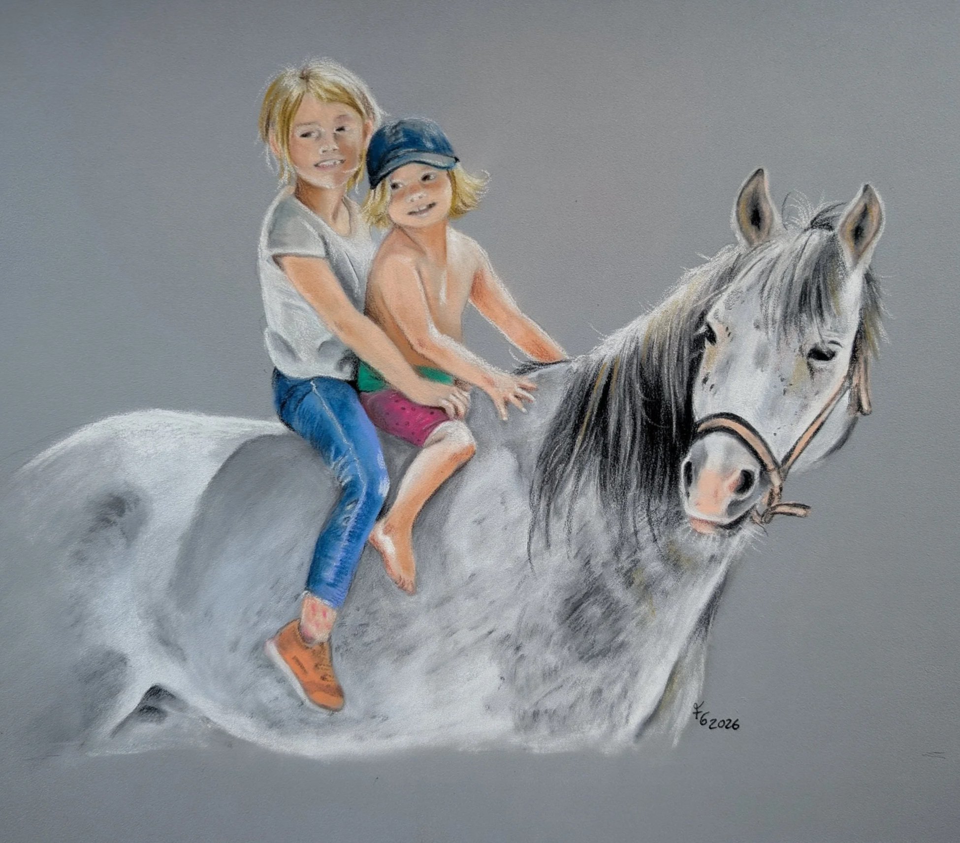 Zwei Kinder reiten auf einem weißen Pony. Das ältere Mädchen trägt ein graues T-Shirt und blaue Hosen, das jüngere Kind trägt eine blaue Kappe, eine pinke Hose und kein Oberteil. Beide Kinder lachen und halten das Pony fest, während es läuft.