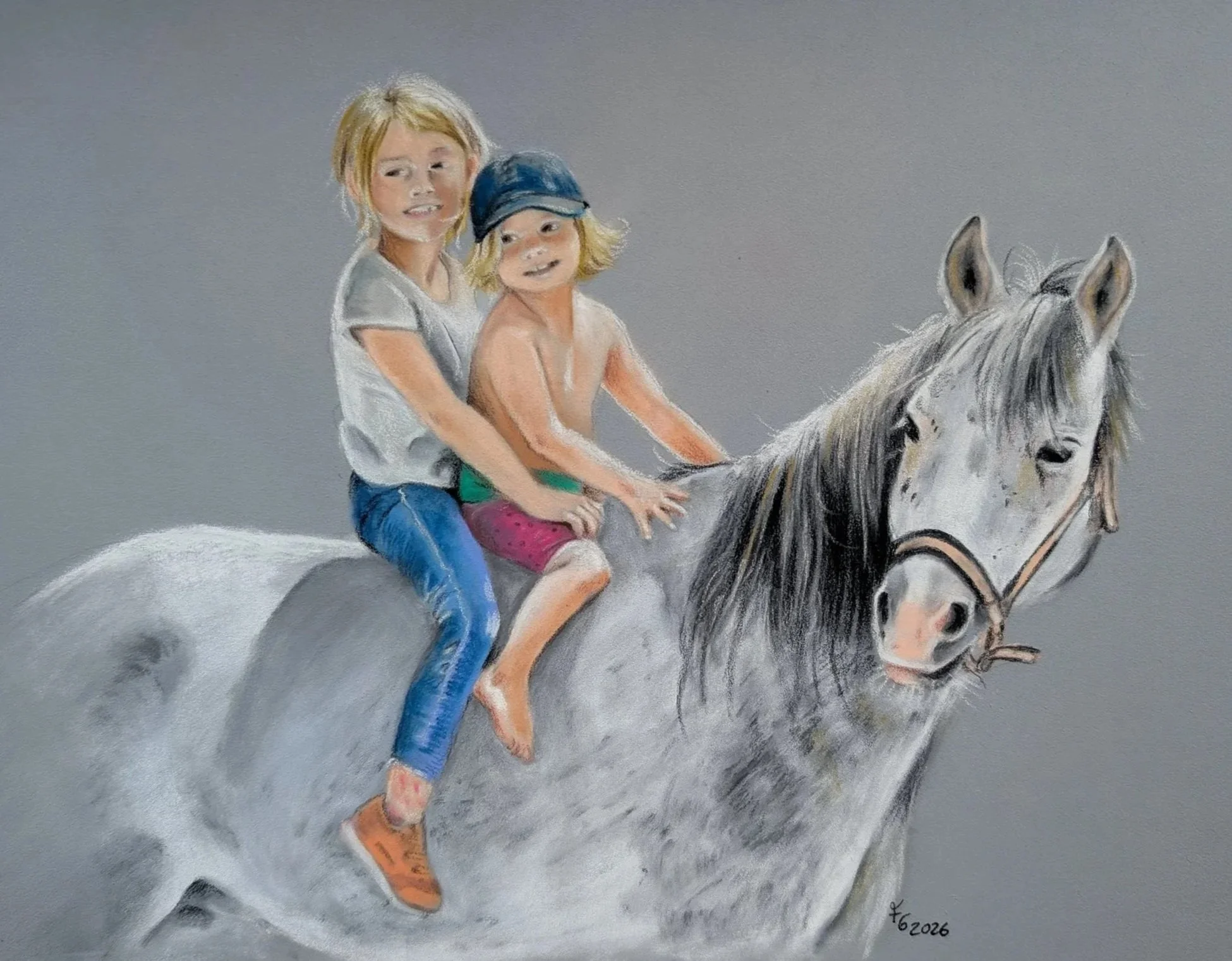 Zwei lachende Kinder, ein Junge und ein Mädchen, reiten auf einem weißen Pferd. Das Mädchen trägt eine blaue Mütze, der Junge trägt Schuhe, die nicht sichtbar sind. Der Hintergrund ist grau.