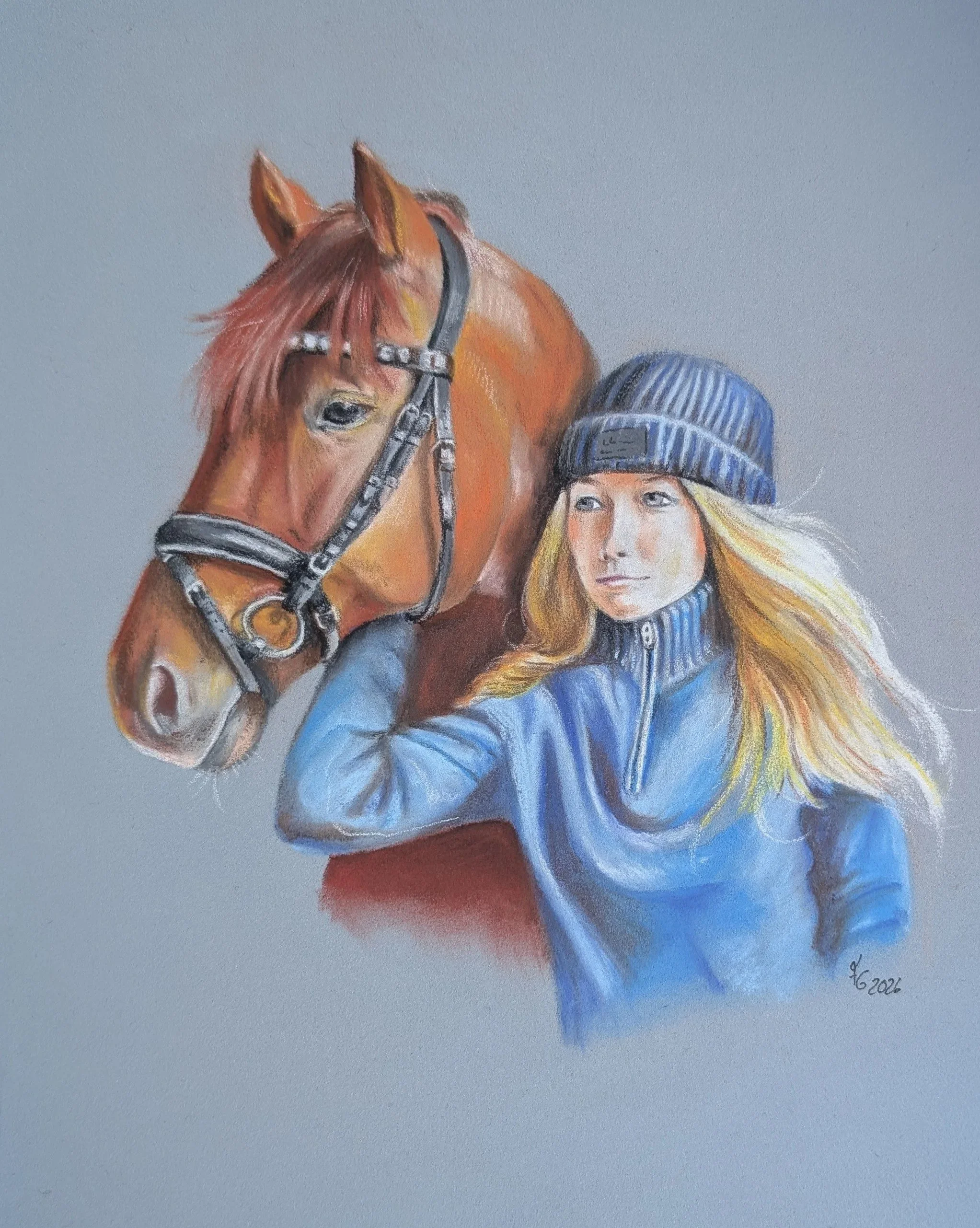 Ein handgemachte Zeichnung von einem blonden Mädchen mit ihrem braunen Pferd vor hellblauem Hintergrund mit Pastellkreiden gemalt