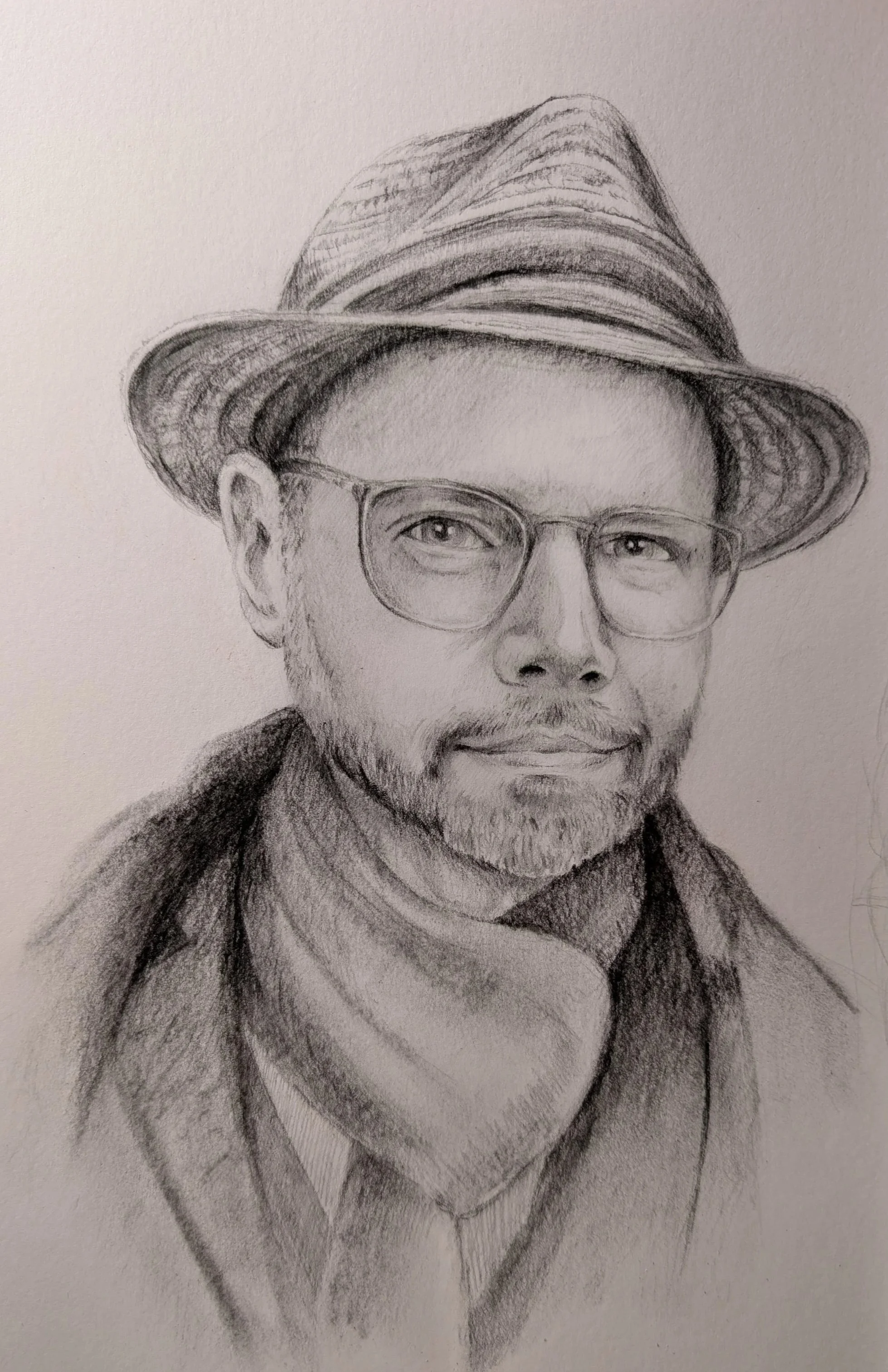 Zeichnung eines Mannes mit Brille, Hut und einem Schal um den Hals.
