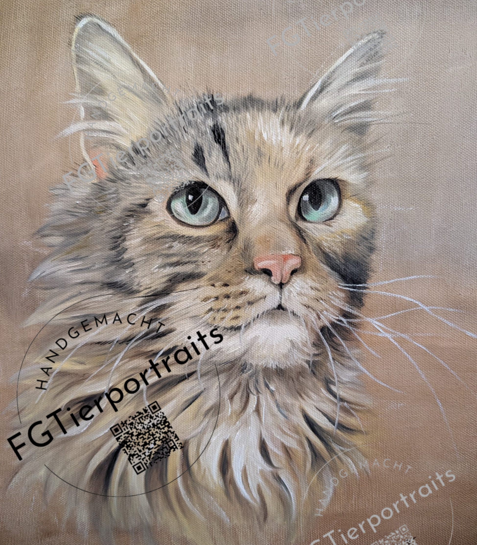 Ein detailliertes Ölgemälde einer langhaarirgen Katze vor beigem Hintergrund mit einer pinken Nase und grünen Augen.