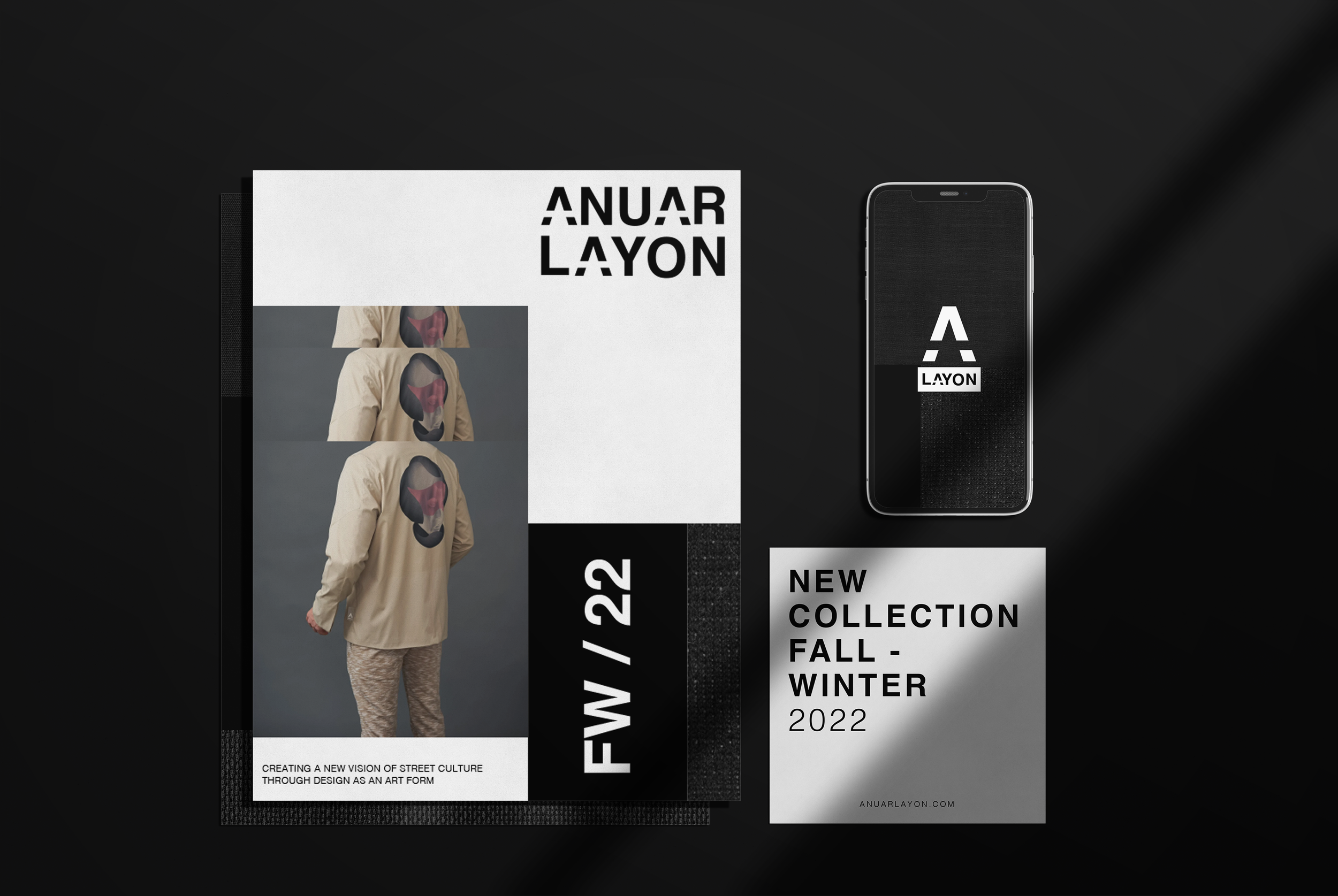 Cartel de moda con colección de ropa de otoño-invierno 2022, una persona vista de espaldas con chaqueta beige con diseño en la espalda, junto a un teléfono móvil y un folleto con texto de la colección.