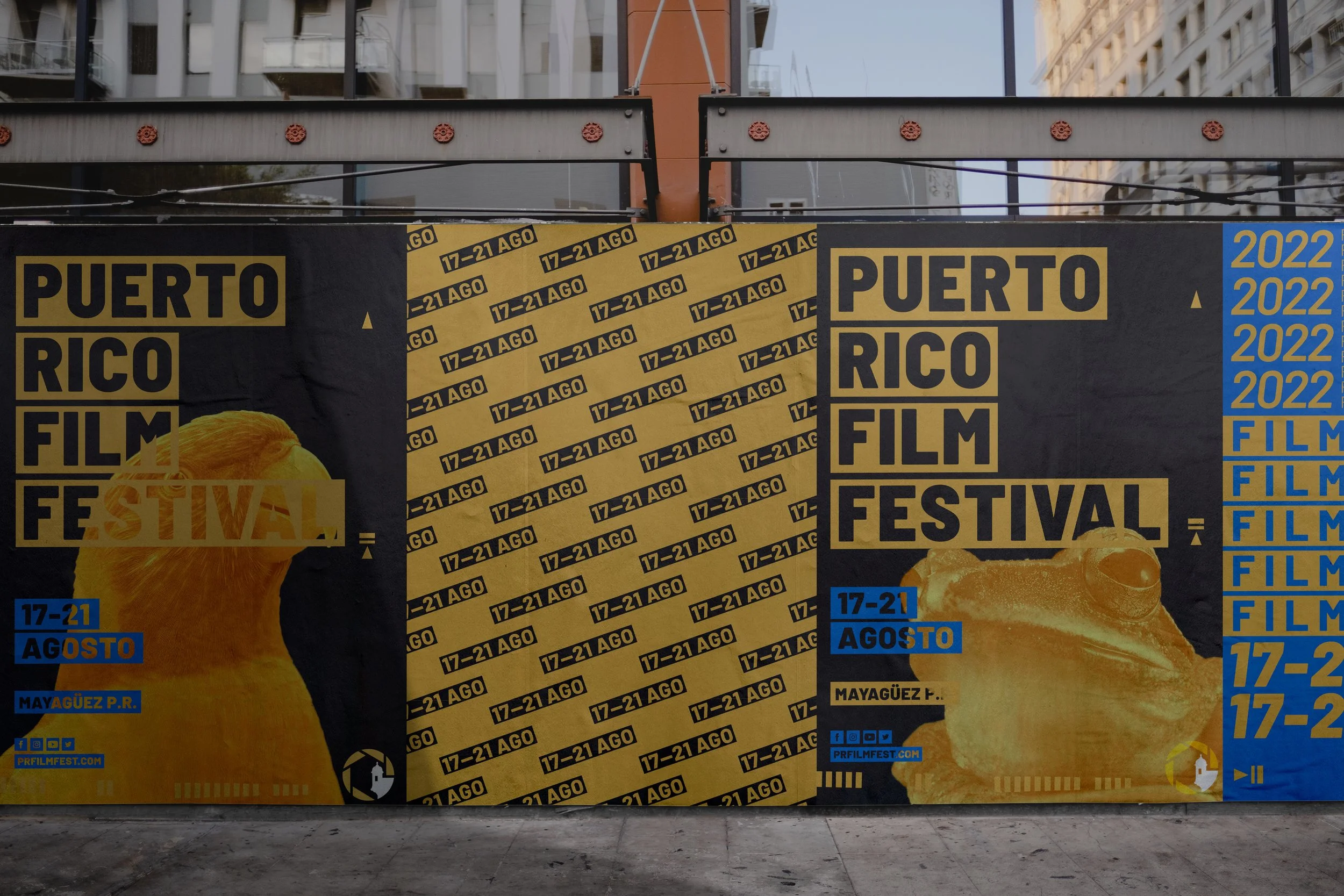 Carteles promocionales del Festival de Cine de Puerto Rico 2022 con texto en negro, azul y amarillo, fechas del 17 al 21 de agosto, imágenes de una rana y un loro en color amarillo.