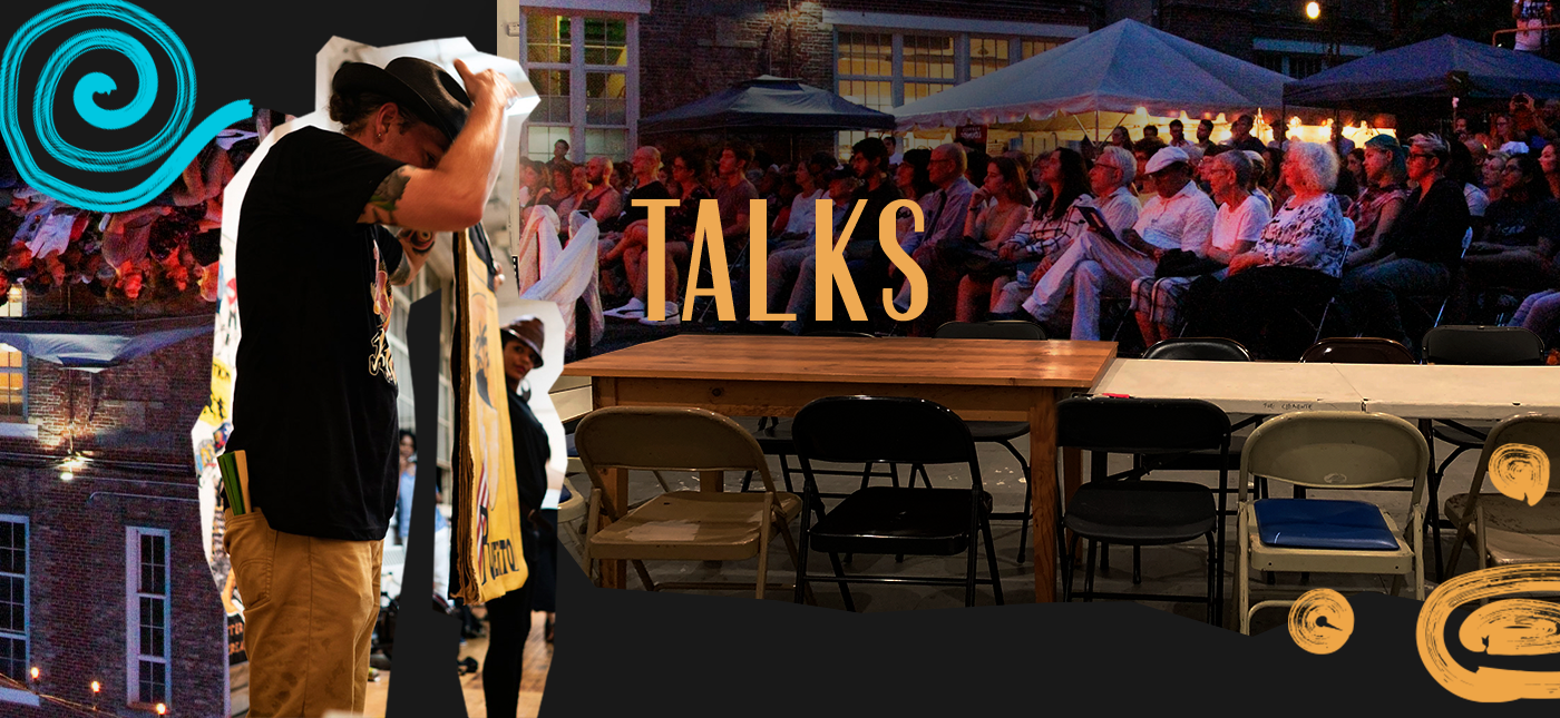 Asistentes en un evento al aire libre con varias sillas y mesas, algunos bajo toldos, y un público sentado en la audiencia, con una persona en primer plano ajustando su sombrero.