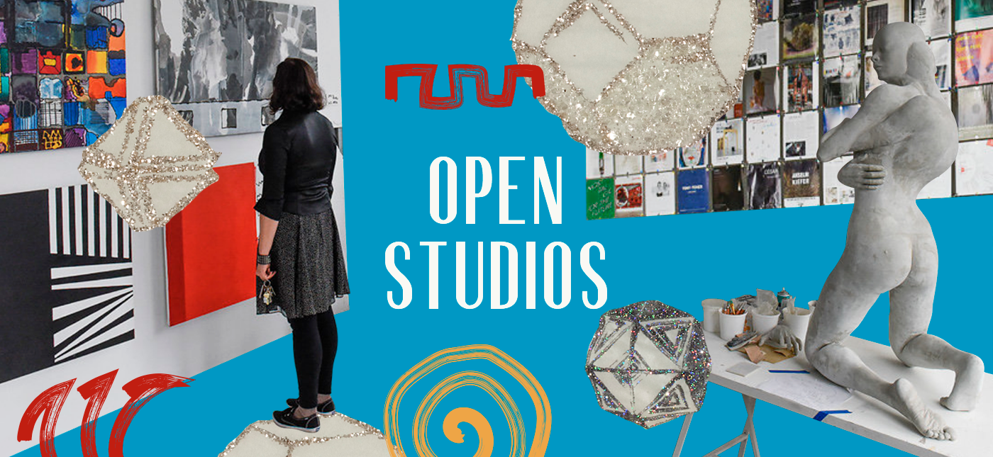 Una mujer observando obras de arte en un estudio abierto, que incluye esculturas y piezas de arte modernas.