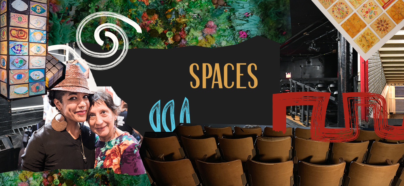 Una imagen de un escenario de teatro con asientos vacíos, decoraciones coloridas y un grupo de dos mujeres en primer plano, una con sombrero y otra con peinado rizado, sonriendo. La imagen también tiene diseños artísticos y la palabra "SPACES" en el 