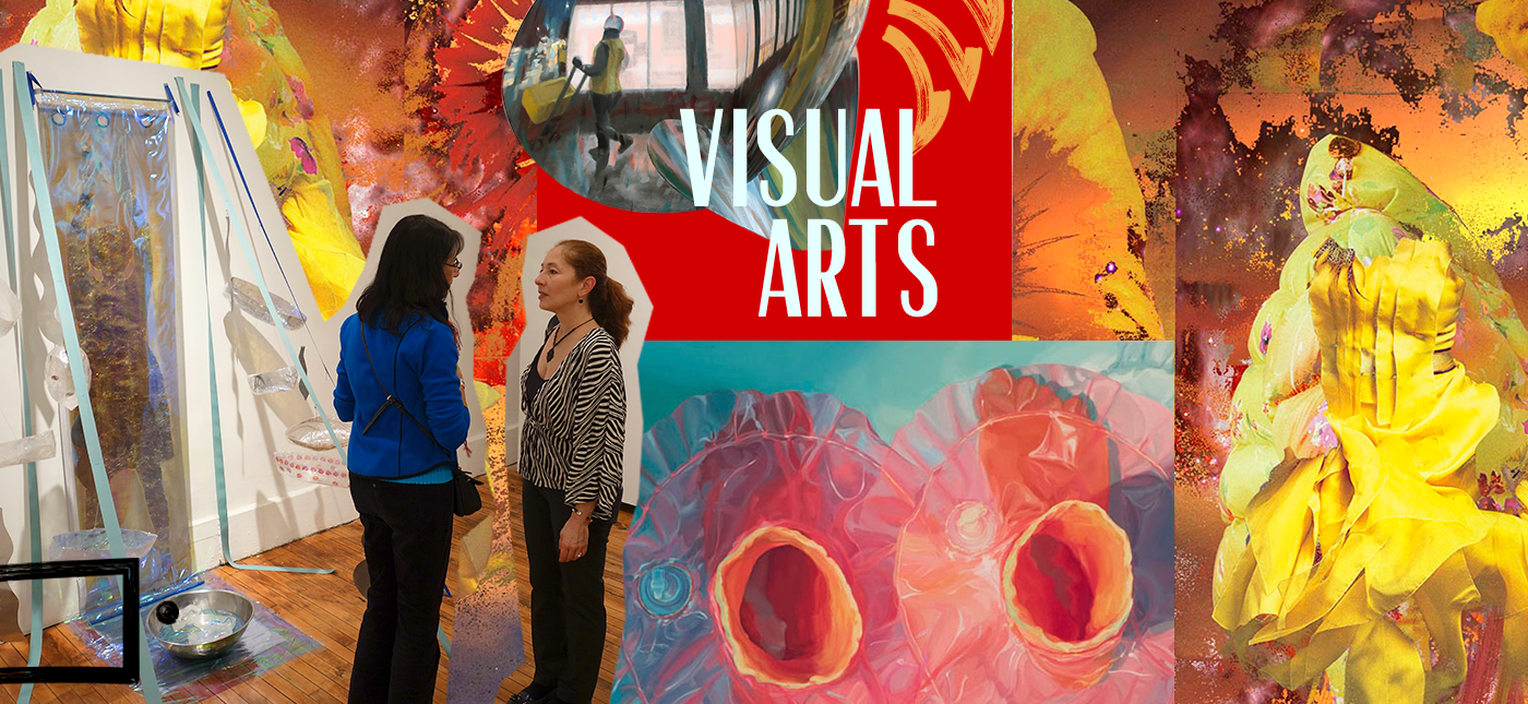 Dos mujeres conversando frente a una exhibición de arte visual en una galería, con obras coloridas y abstractas alrededor.
