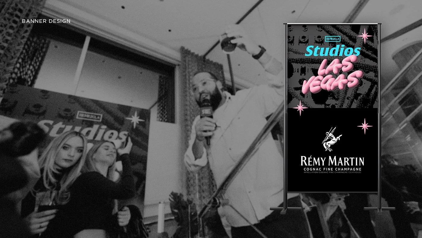 Publicidad en un evento con un hombre hablando con micrófono, una pancarta que dice 'StudiOS Las Vegas' y un cartel que promociona la marca de champagne Rémy Martin.