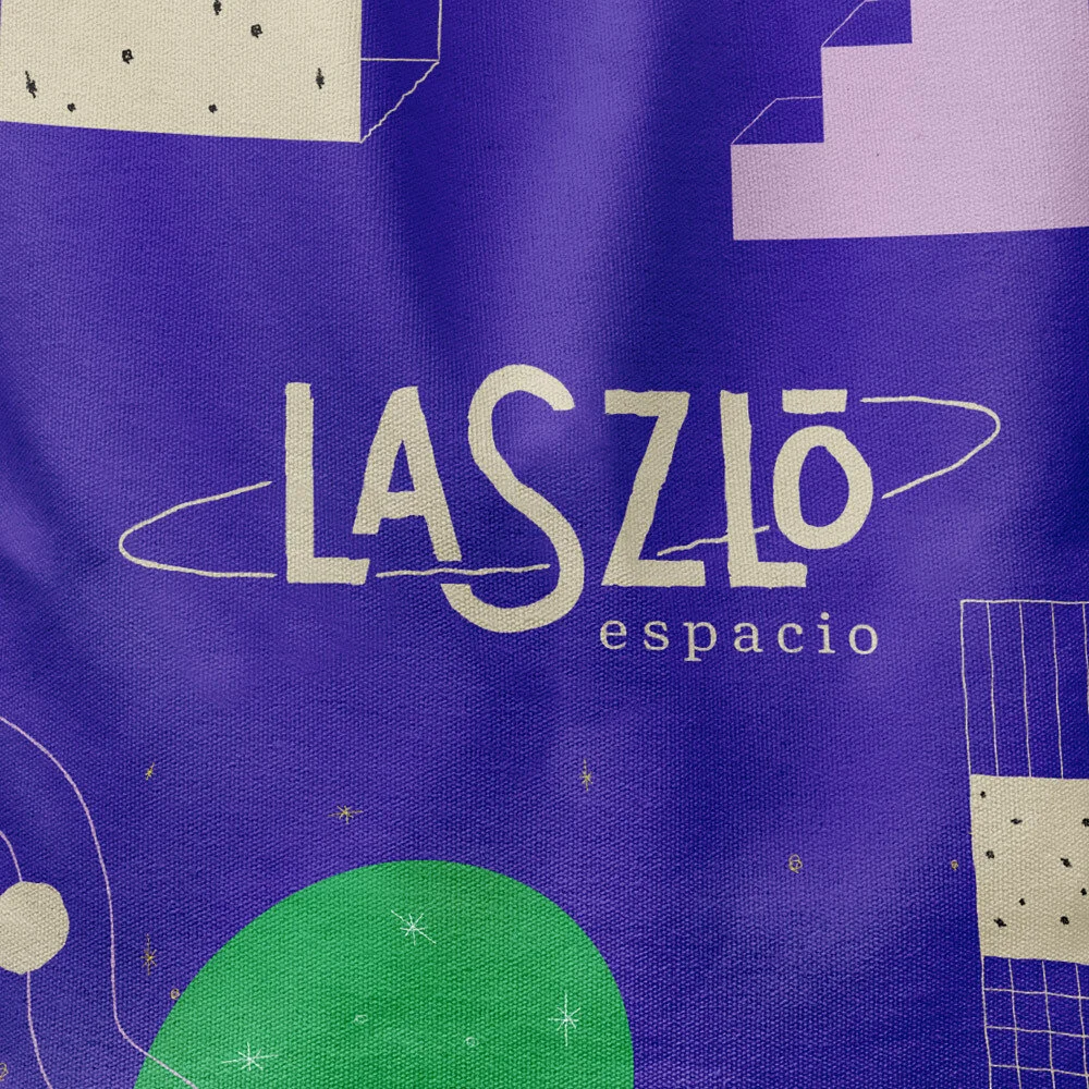 Tarjeta o folleto con el texto 'LAZ0 espacio' sobre un fondo azul con ilustraciones de formas geométricas y un planeta verde.