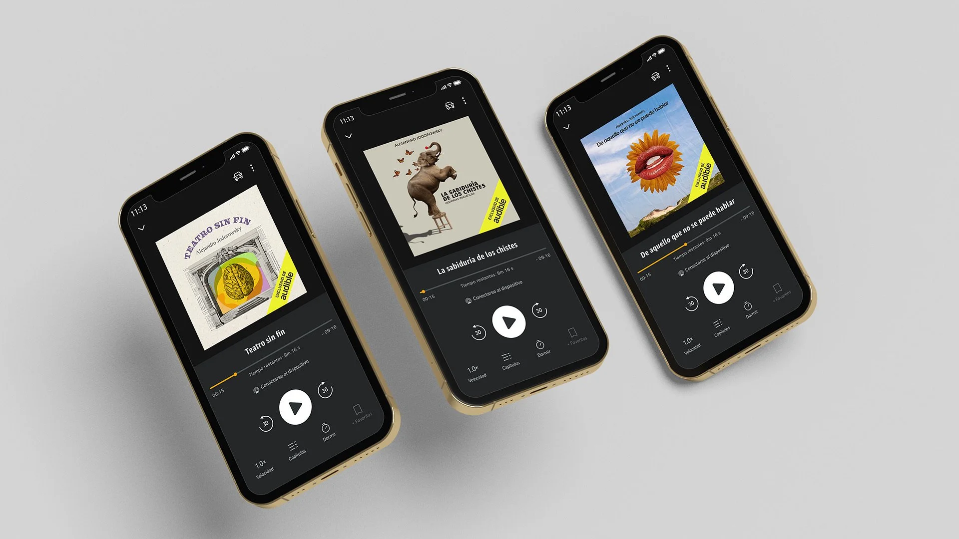 Tres teléfonos con pantallas que muestran diferentes audiolibros en una aplicación de audio, en colores oscuros y con arte de portada diverso en cada uno.