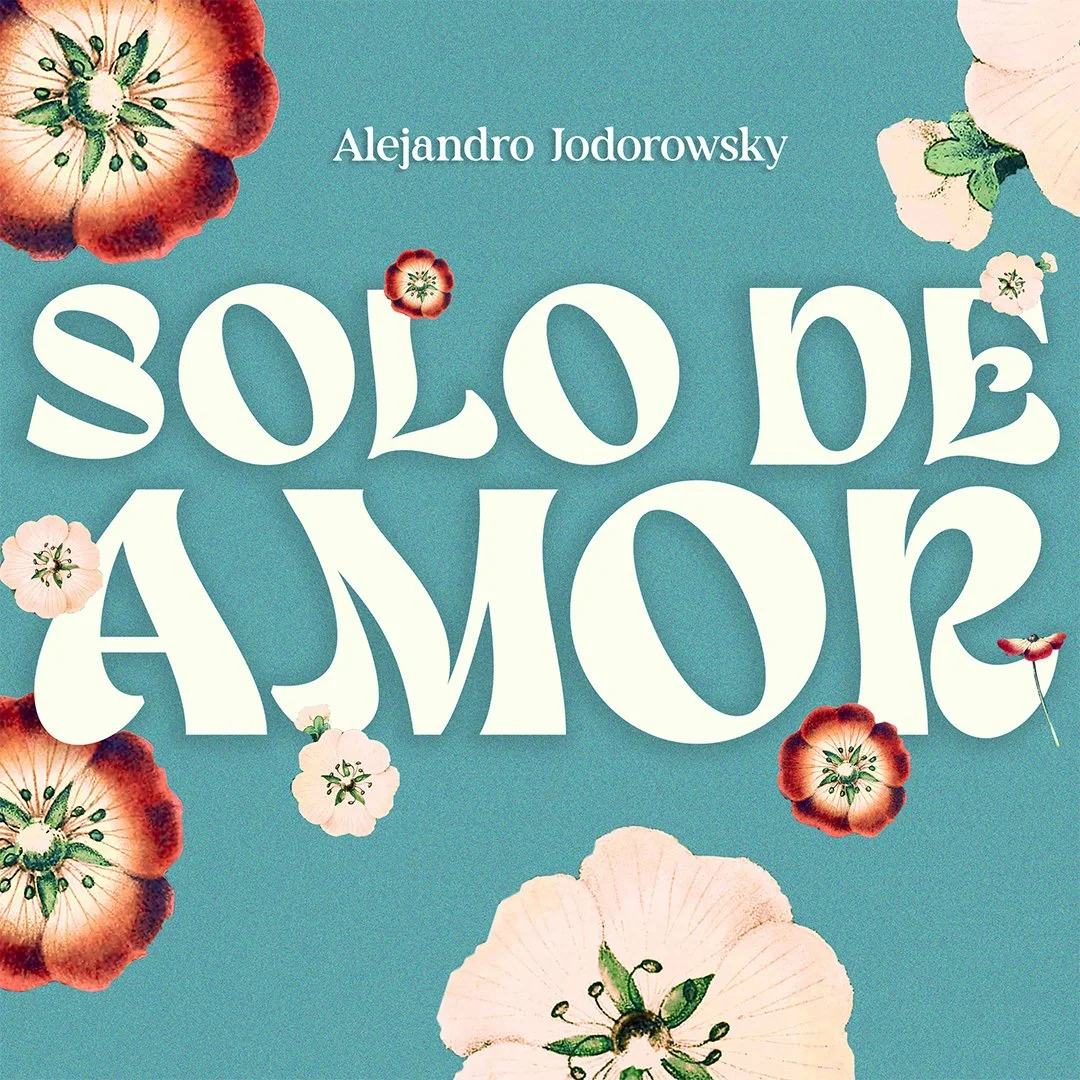 Portada del libro titulado 'Solo sé de amor' de Alejandro Jodorowsky, con fondo azul y flores en colores rosa, blanco y rojo.