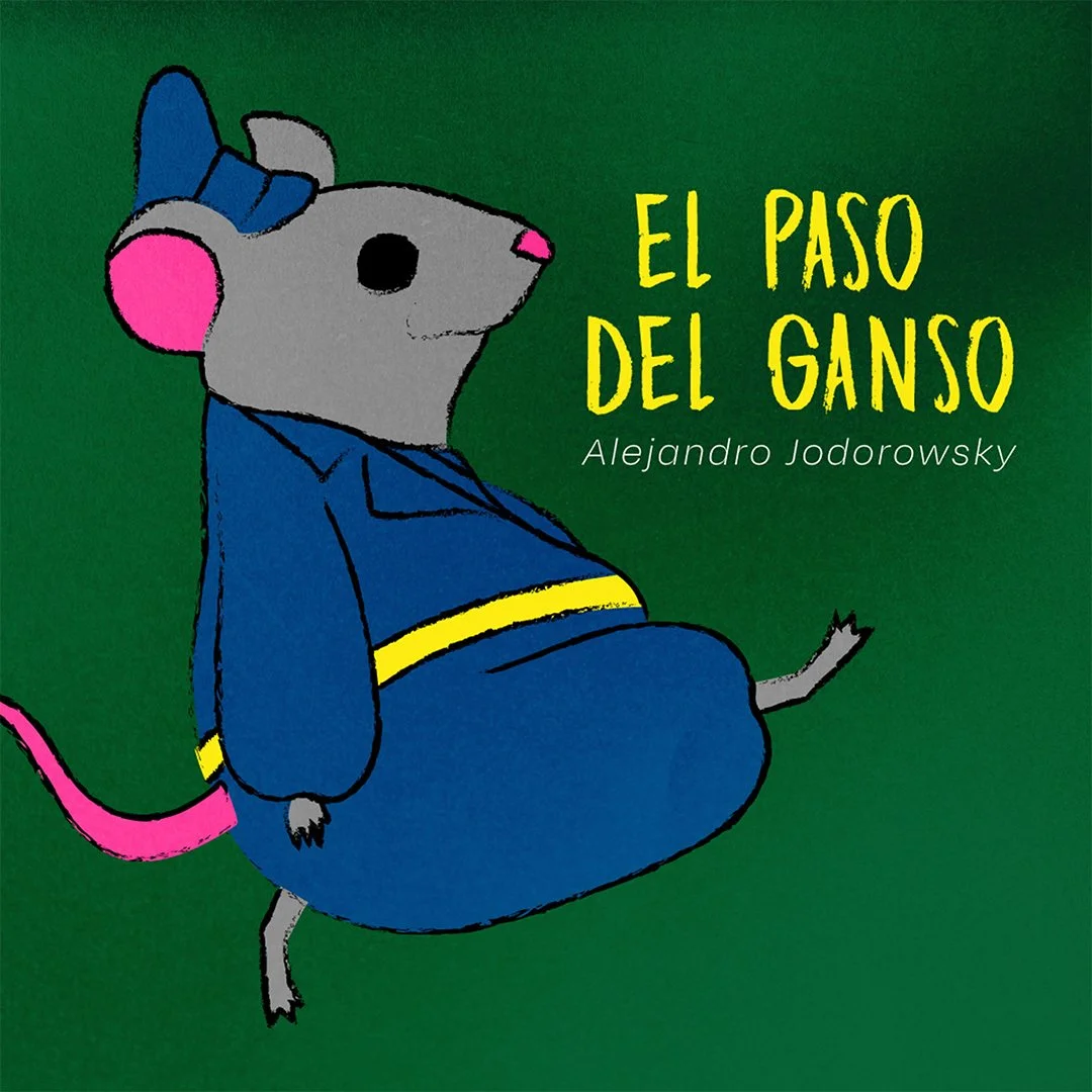 Portada de libro ilustrada de un ratón con ropa azul, sombrero azul y cinta amarilla, en un fondo verde, titulado "El paso del ganso" de Alejandro Jodorowsky.