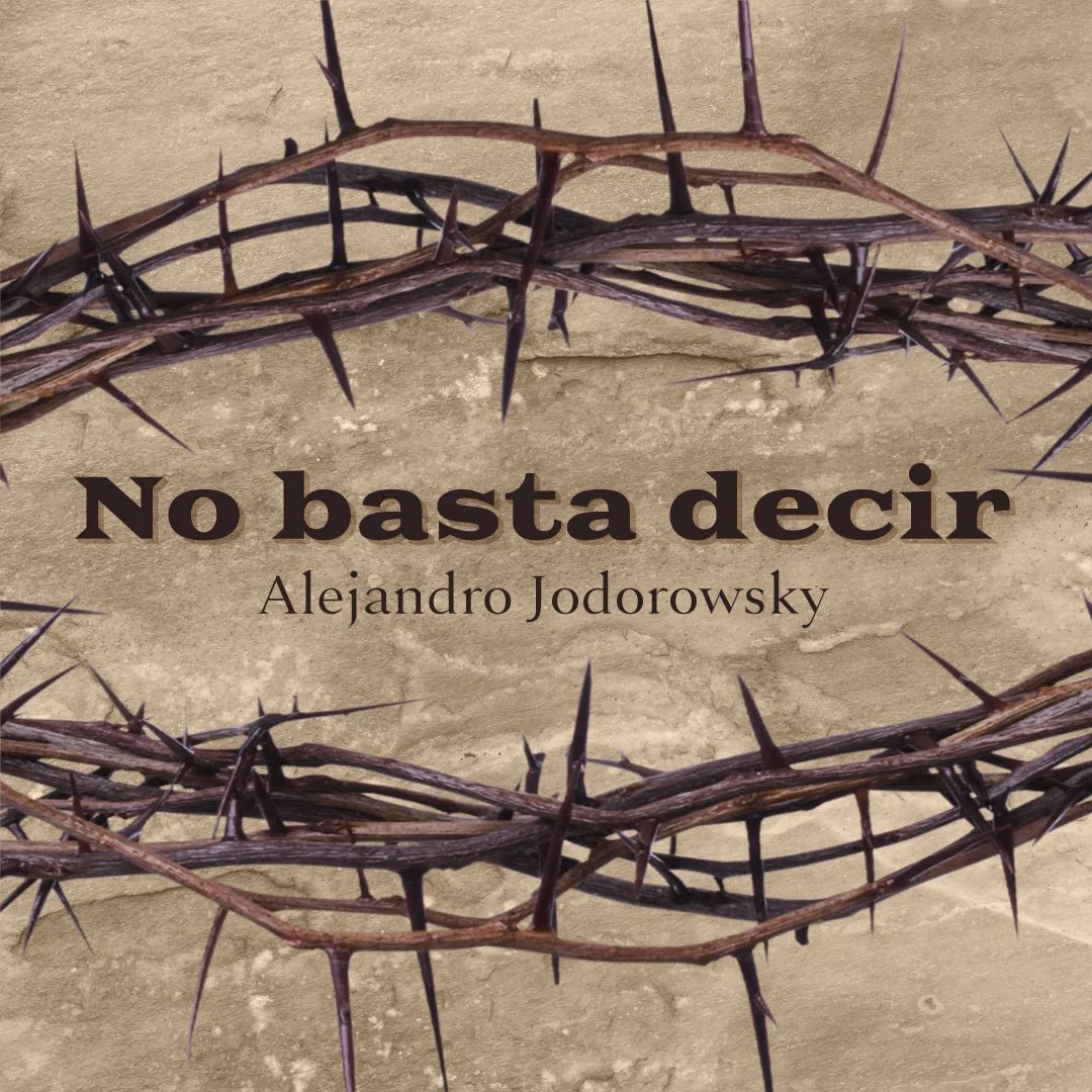 Una corona de espinas de madera en un fondo de tierra áspera, con el texto "No basta decir" y el nombre "Alejandro Jodorowsky".