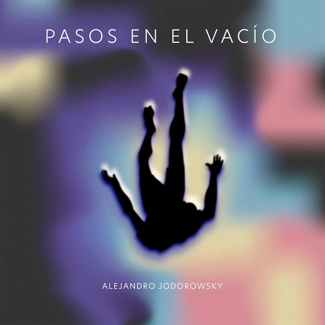 Portada de un libro titulado 'Pasos en el Vacío', con una silueta de una persona cayendo o flotando en un fondo difuso y colorido.