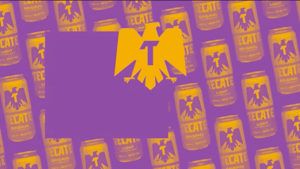 Latas de cerveza Tecate Light con logotipo de águila en fondo de color morado.