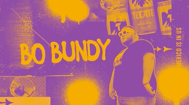 Una persona con gafas de sol de pie frente a un cartel que dice 'Bo Bundy' en colores morados y amarillos, con varias latas de Tecate en la parte superior.