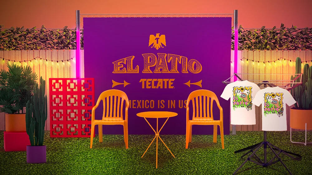 Un área decorada con plantas y luces, con un cartel que dice 'El Pato Tecate' y 'México is in us'; hay dos sillas, una mesa pequeña, y camisetas con estampados en un tendedero.