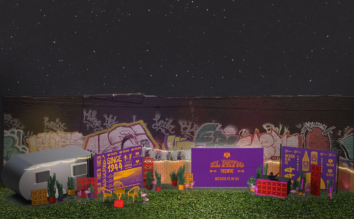 Decoración de estilo mexicano con carteles, cactus y luces en un espacio exterior con un muro de graffiti y cielo estrellado.