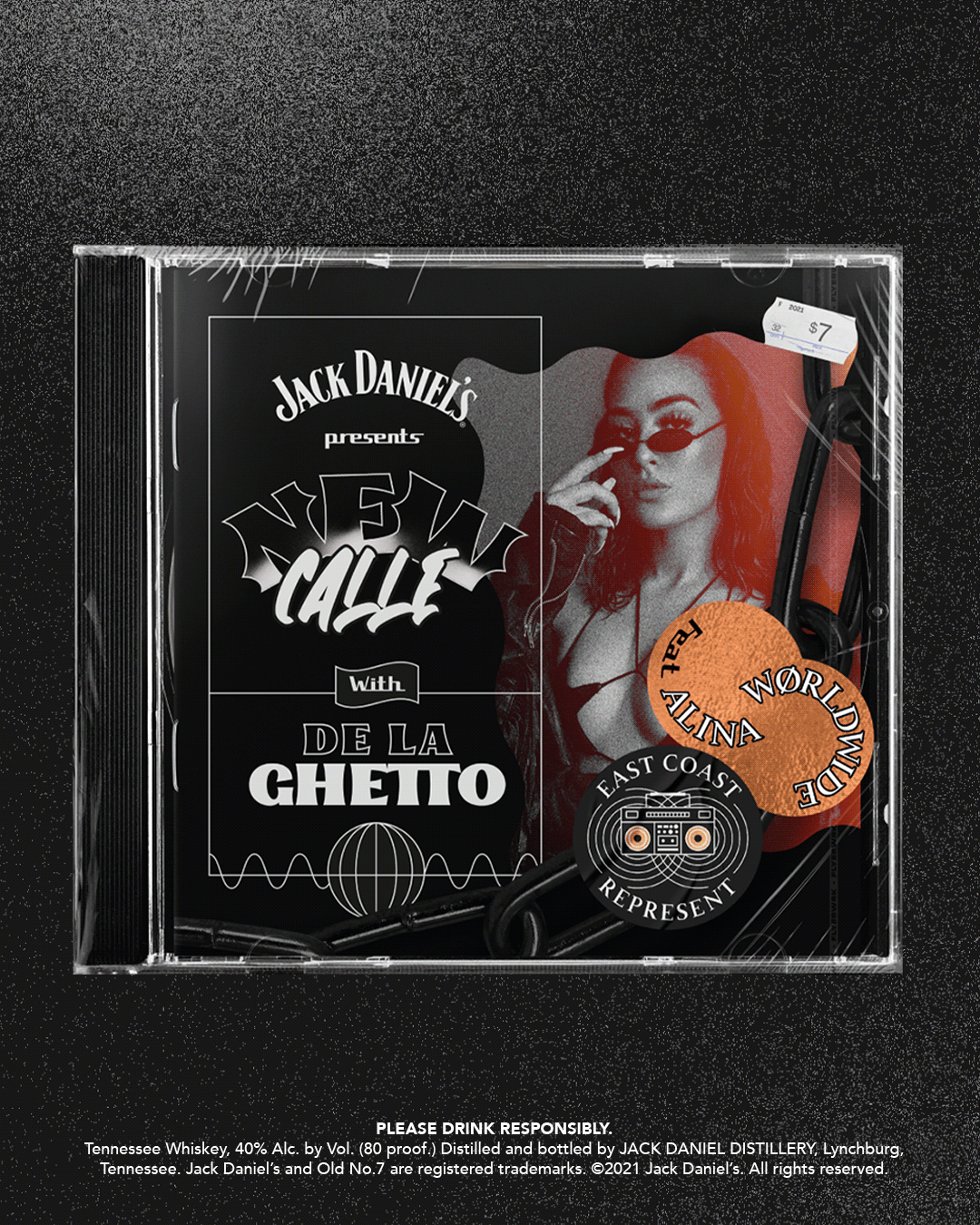 Caja de CD de Jack Daniel's con diseño en blanco y negro, imagen de mujer con gafas de sol rojas, auriculares y teléfono, y etiquetas de precio y marcas de discos retro.