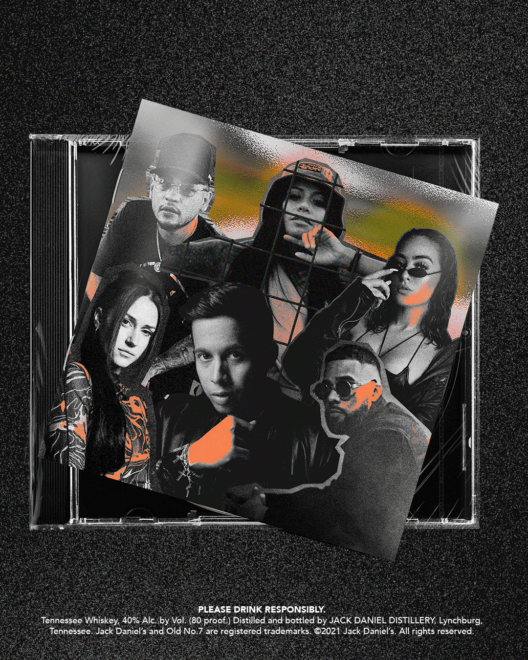 Portada de un álbum de música con varias fotos en escala de gris, algunas con toques de color naranja, de artistas diferentes en diferentes poses sobre un fondo negro con textura, y texto promocional en la parte inferior.