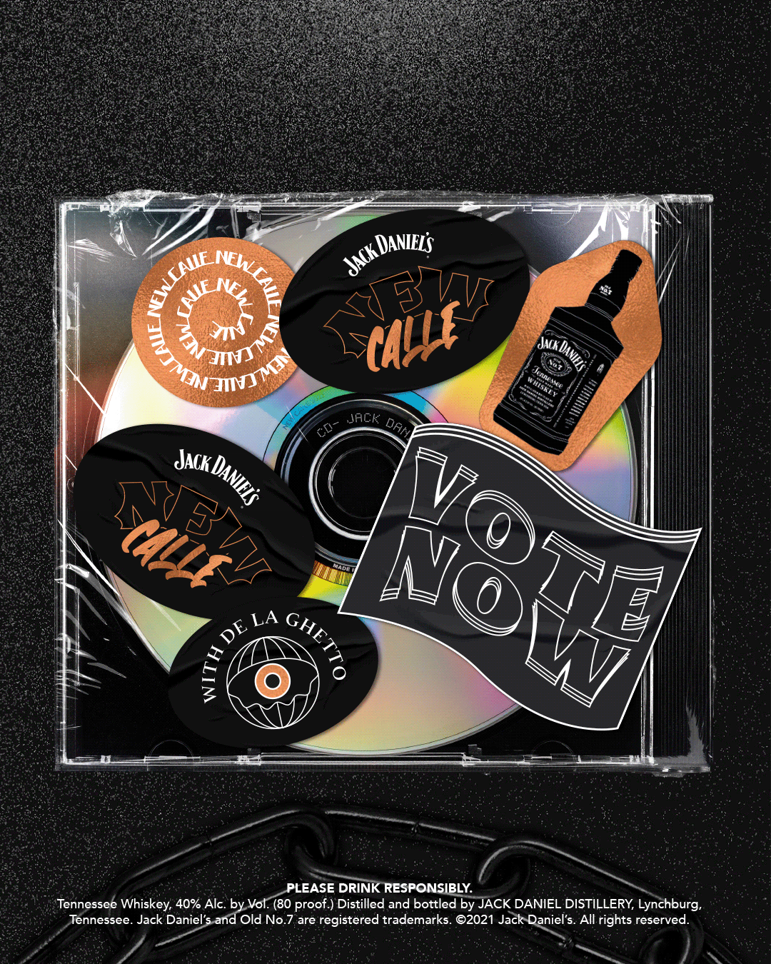 Distribución de artículos relacionados con el whisky Jack Daniel's en una caja de CD, incluyendo etiquetas, calcomanías y una nota con el mensaje 'VOTE NOW'.