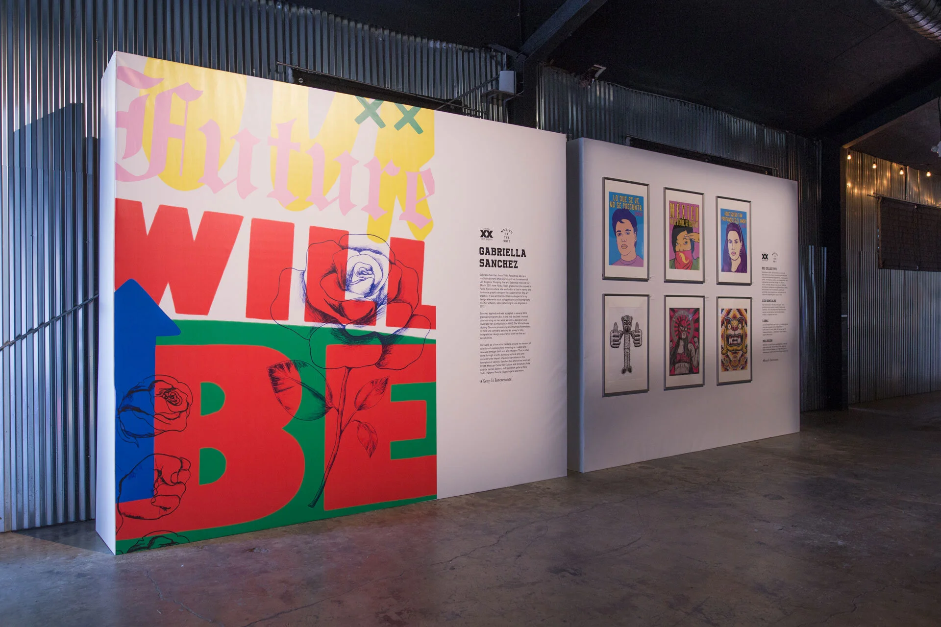 Exposición de arte con obras y cartel que presenta a Gabriella Sanchez, mostrando retratos y arte gráfico en un espacio moderno.