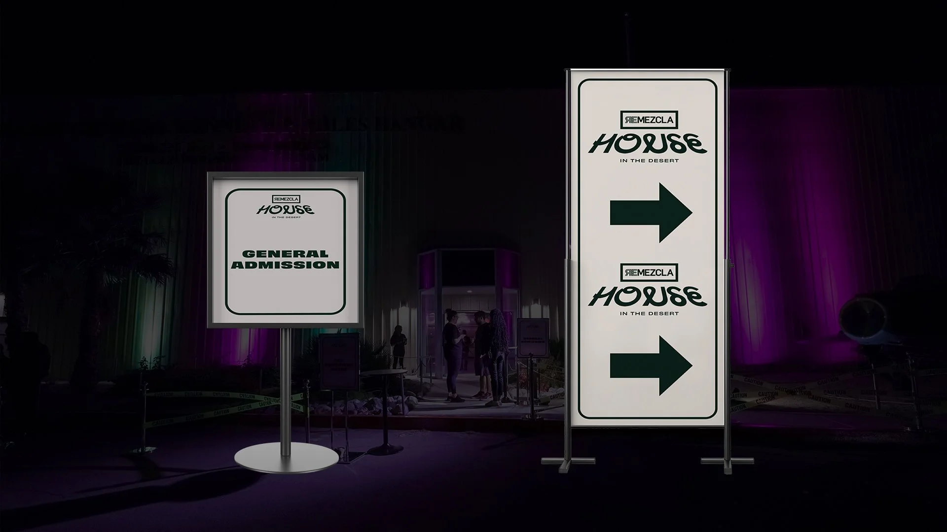 Carteles en un evento que dicen 'General Admission' y flechas negras indicando dirección.