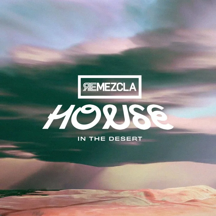 Texto en la imagen que dice 'Remezcla House in the Desert' sobre un fondo de nubes en tonos pastel en un paisaje árido.