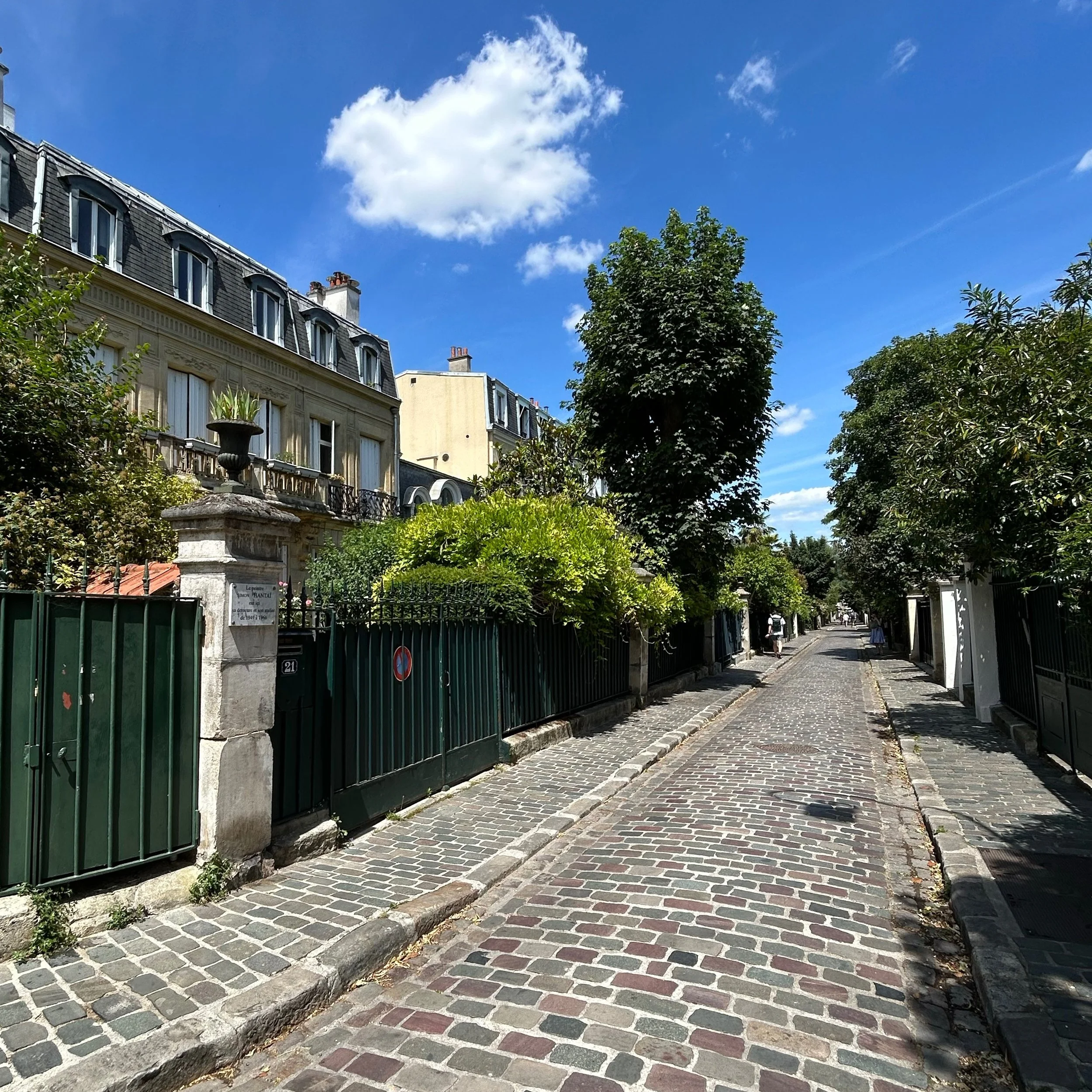 Chantier en cours dans une maison situ&eacute;e dans une charmante cit&eacute; du XVIIe arrondissement #fenetresanciennes #conservation #restauration #isolationthermique