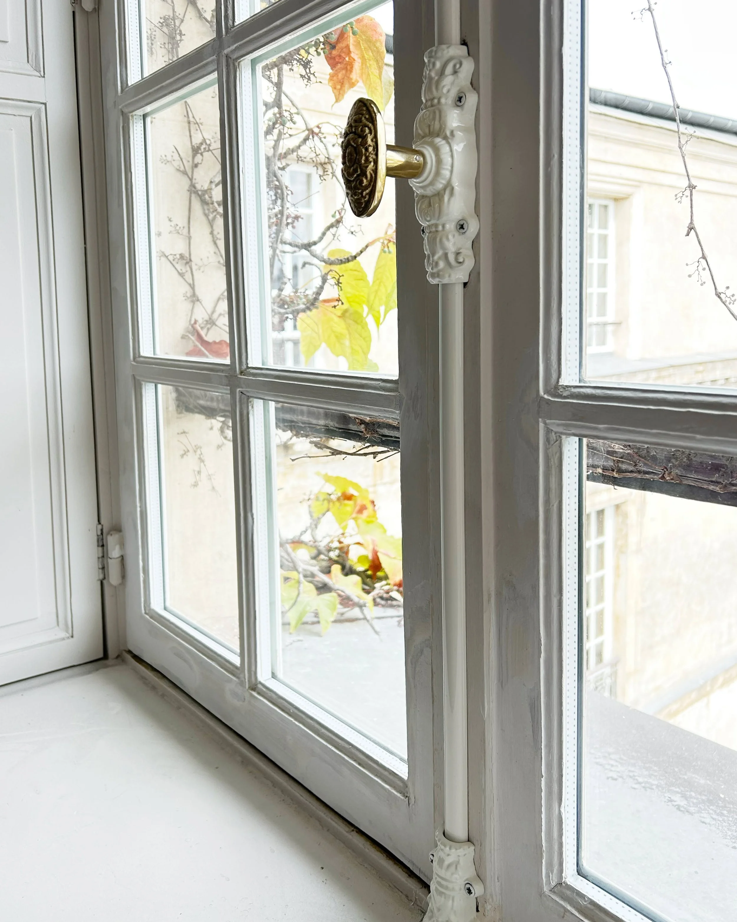 Fen&ecirc;tres transform&eacute;es dans un ancien h&ocirc;tel particulier : double vitrage phonique, petit bois fictifs entre les croisillons et nouvelle cr&eacute;mone avec bouton en laiton #fenetreancienne #isolationthermique #isolationphonique